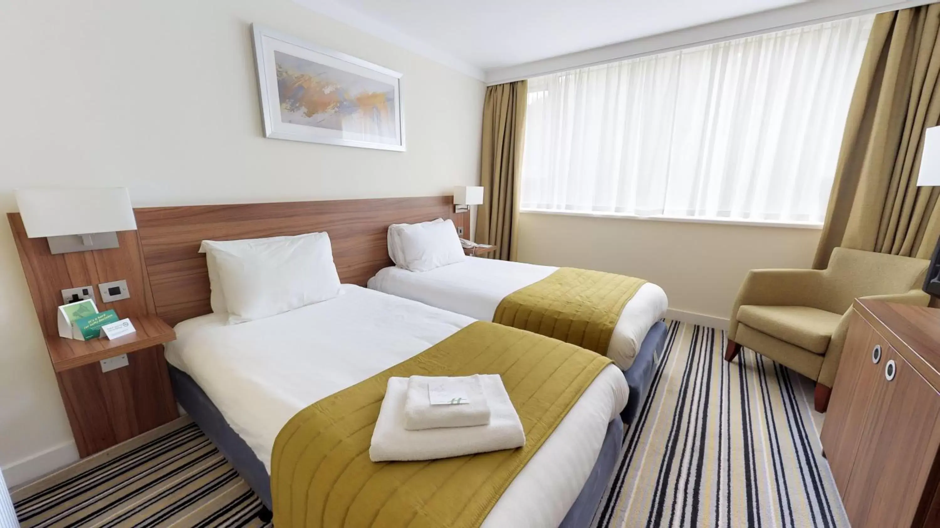 Bed in Holiday Inn Runcorn M56 Junction 12, an IHG Hotel