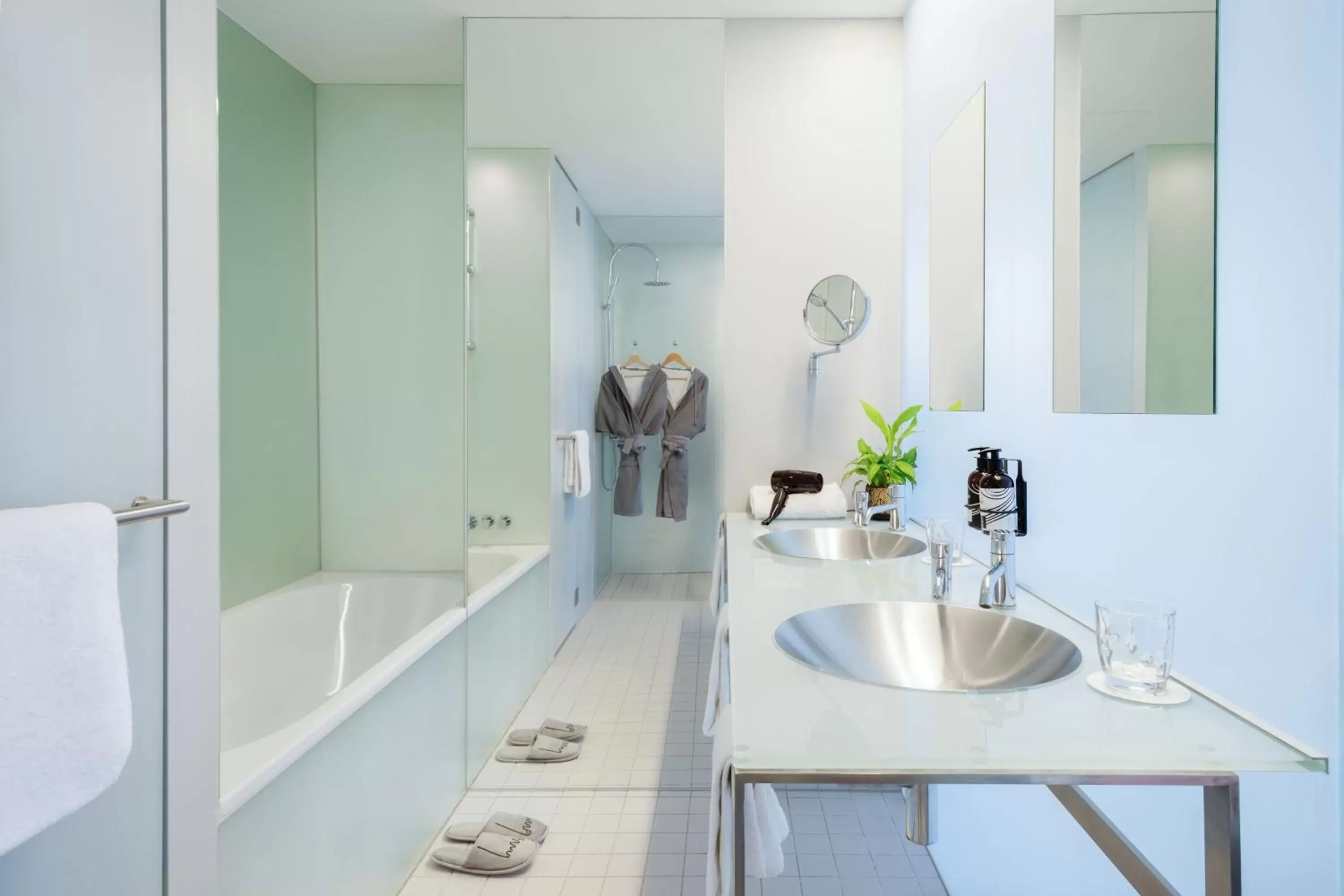 Bathroom, Kitchen/Kitchenette in INNSiDE by Meliá München Parkstadt Schwabing