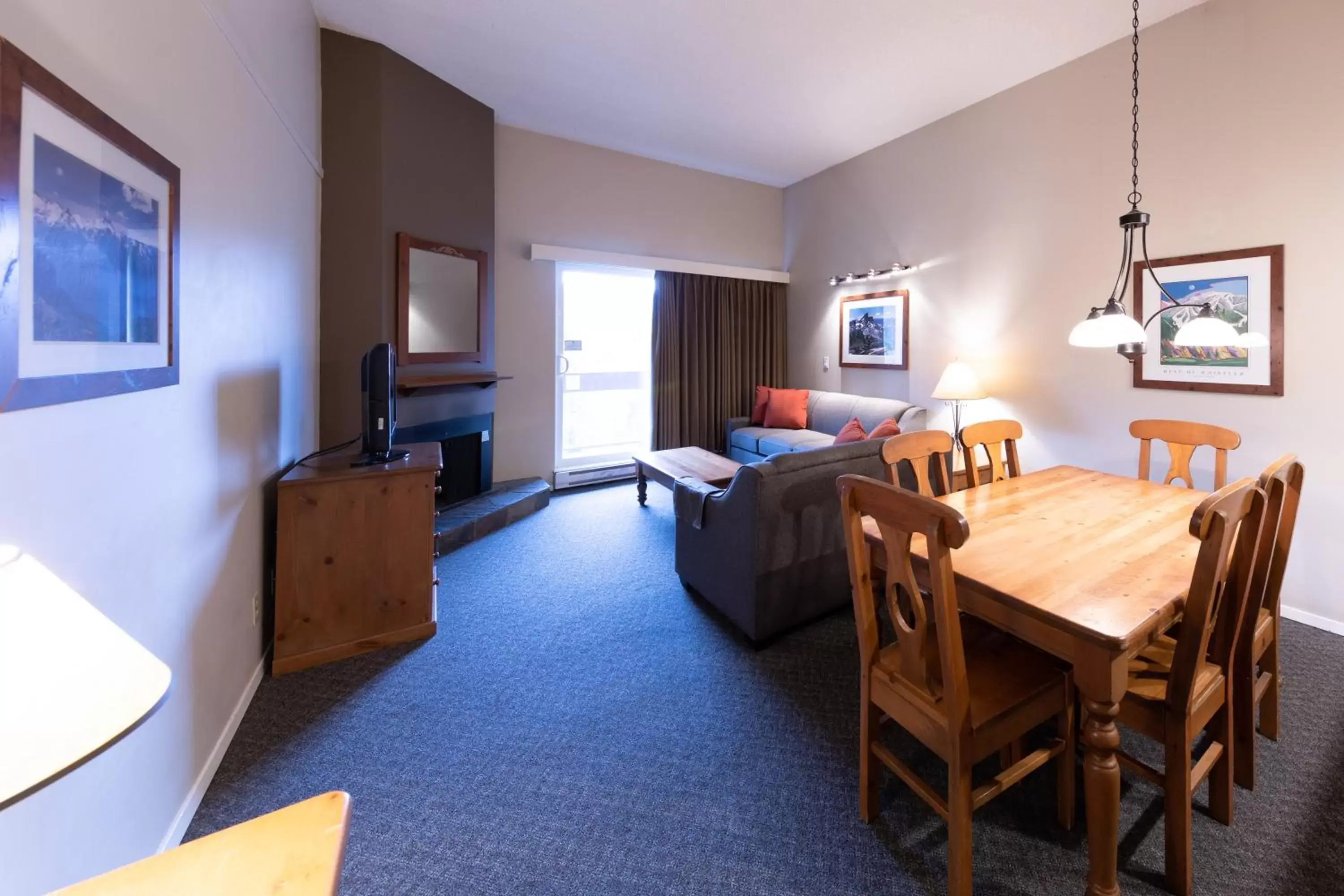 Living room, Dining Area in Tantalus Resort Lodge