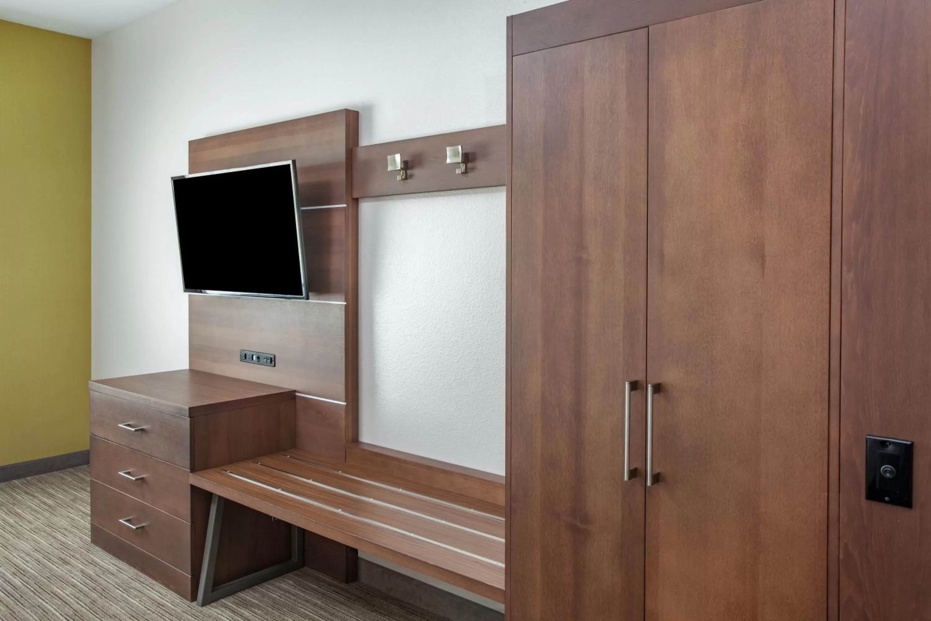 TV and multimedia in Holiday Inn Express & Suites Texarkana by IHG