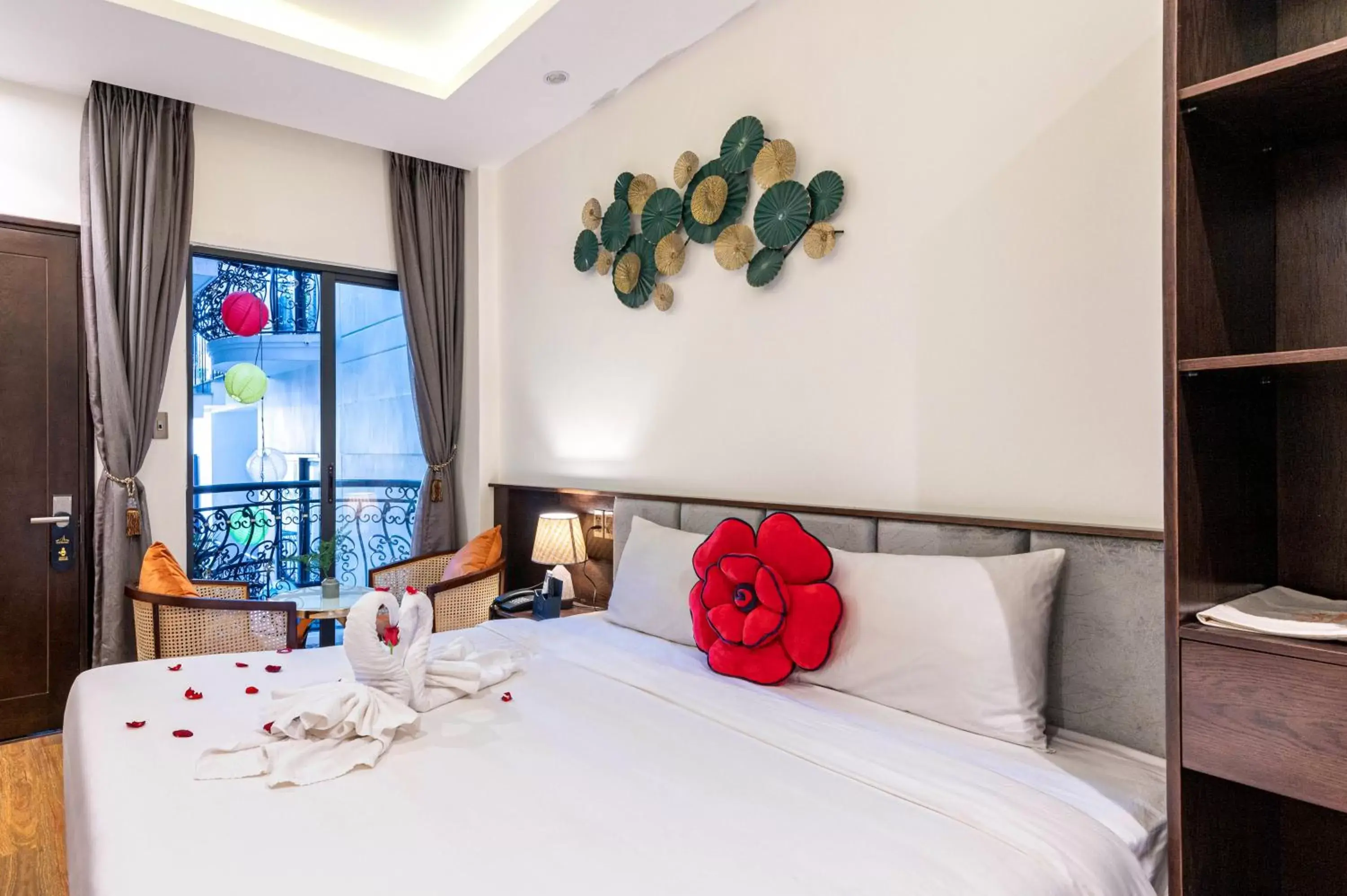 Photo of the whole room, Bed in Hoang Trinh Hotel Photo of the whole room, Bed in Hoang Trinh Hotel
