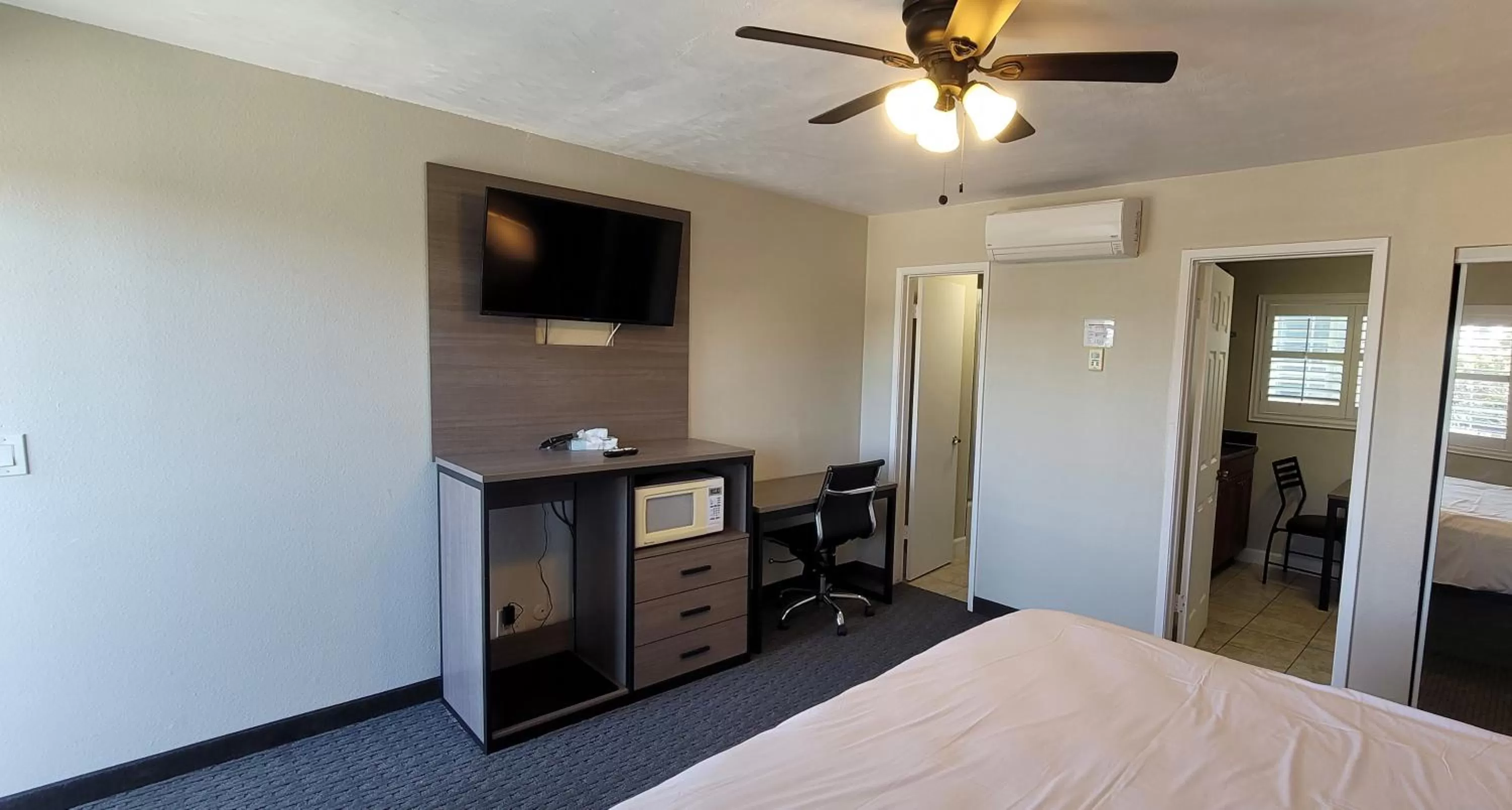 TV and multimedia, Bed in Beachwalker Inn & Suites