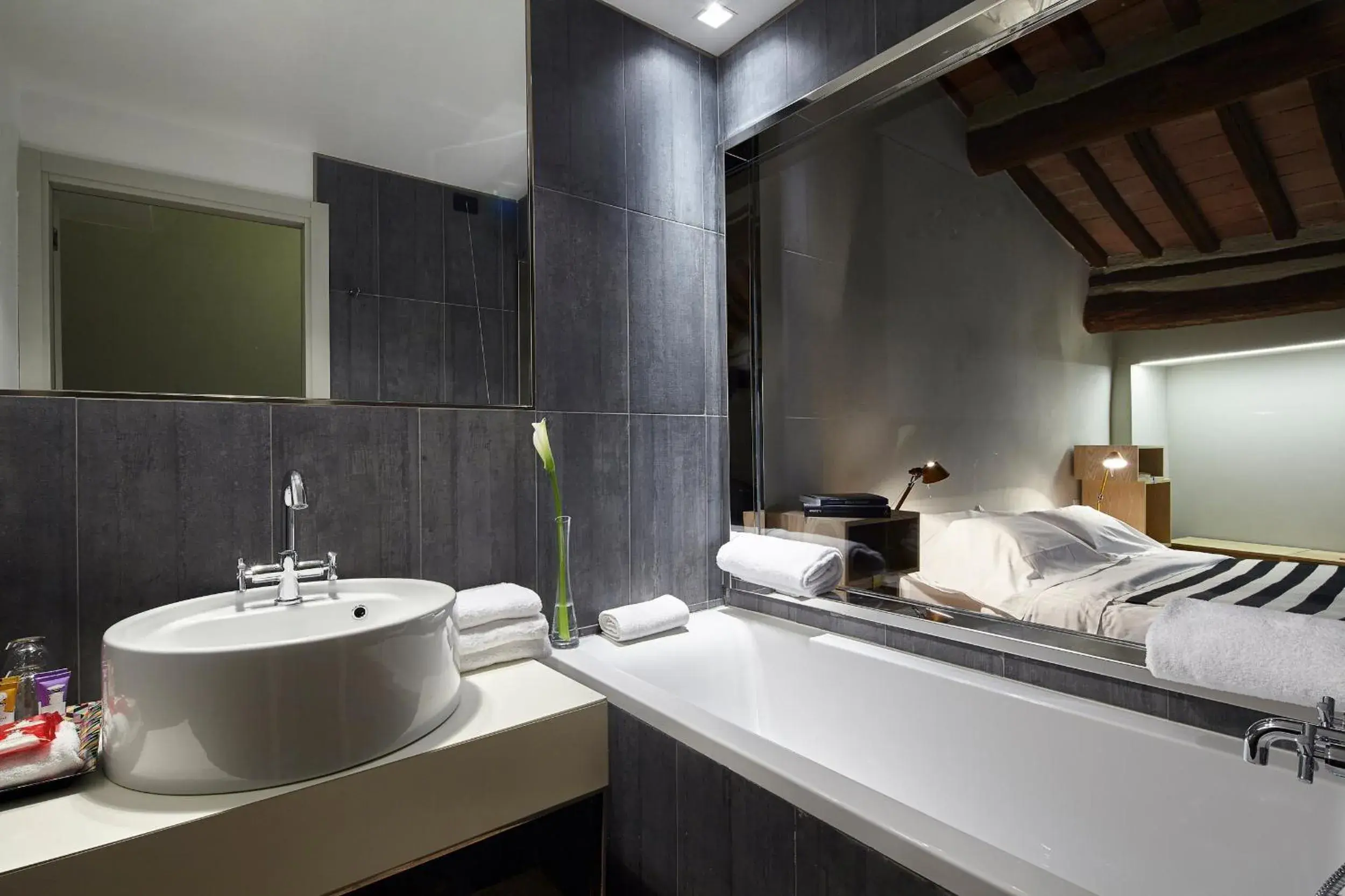 Bathroom in Palazzetto Rosso - Art Hotel