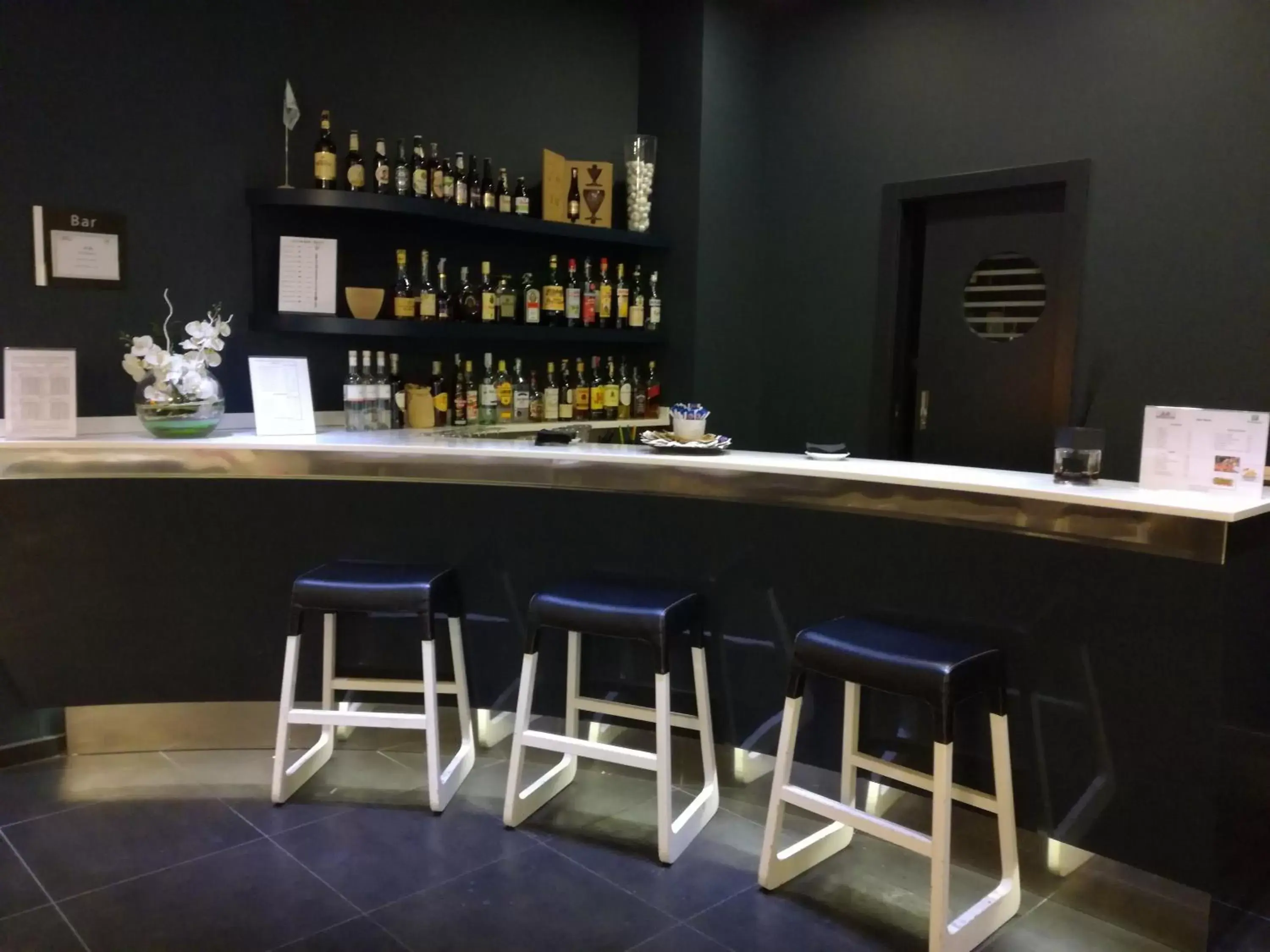 Lounge or bar, Lounge/Bar in Holiday Inn Milan Nord Zara, an IHG Hotel