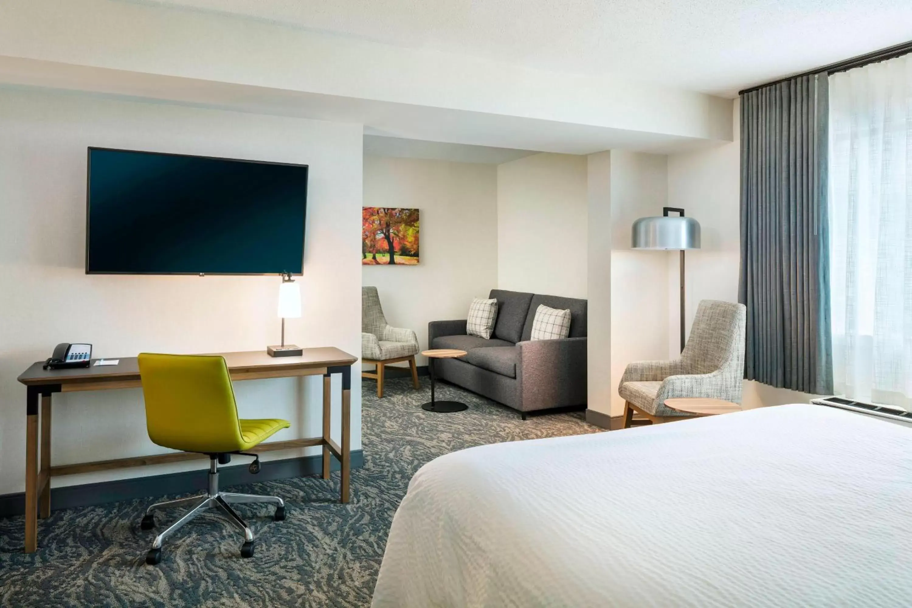 Bedroom, TV/Entertainment Center in Fairfield Inn & Suites by Marriott Providence Airport Warwick