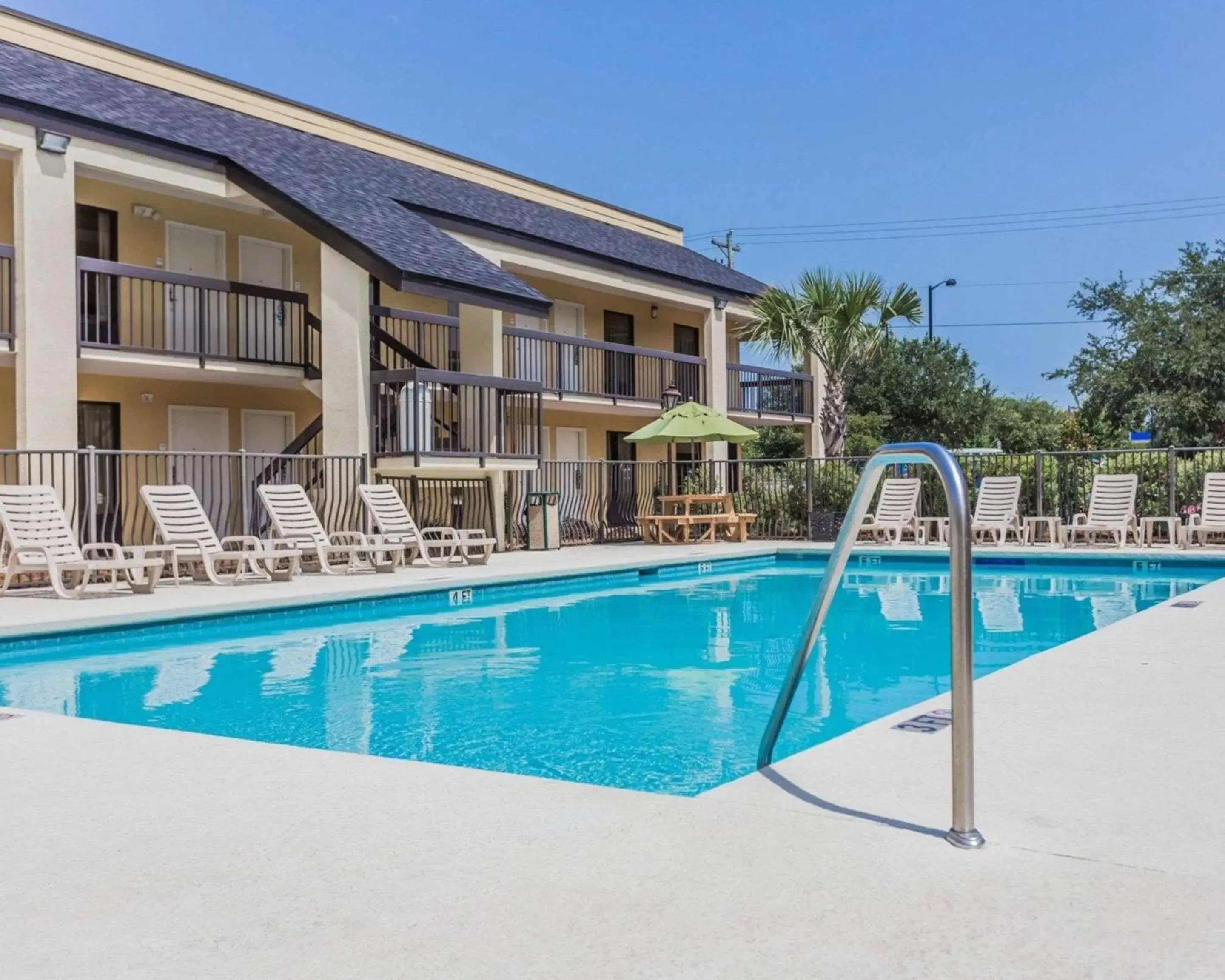 On site, Swimming Pool in Quality Inn Mt. Pleasant – Charleston