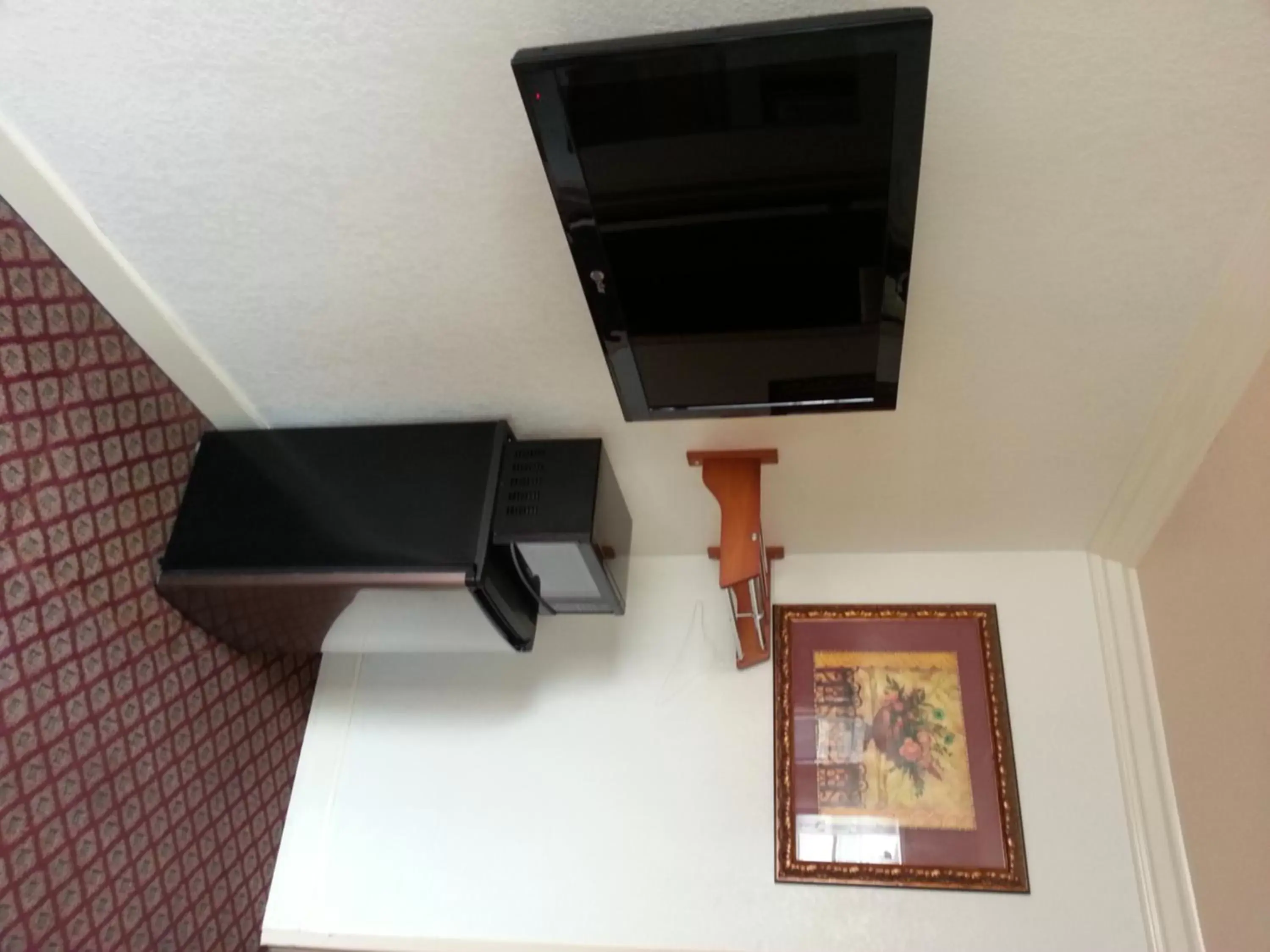 TV and multimedia, TV/Entertainment Center in Walls Motel Long Beach