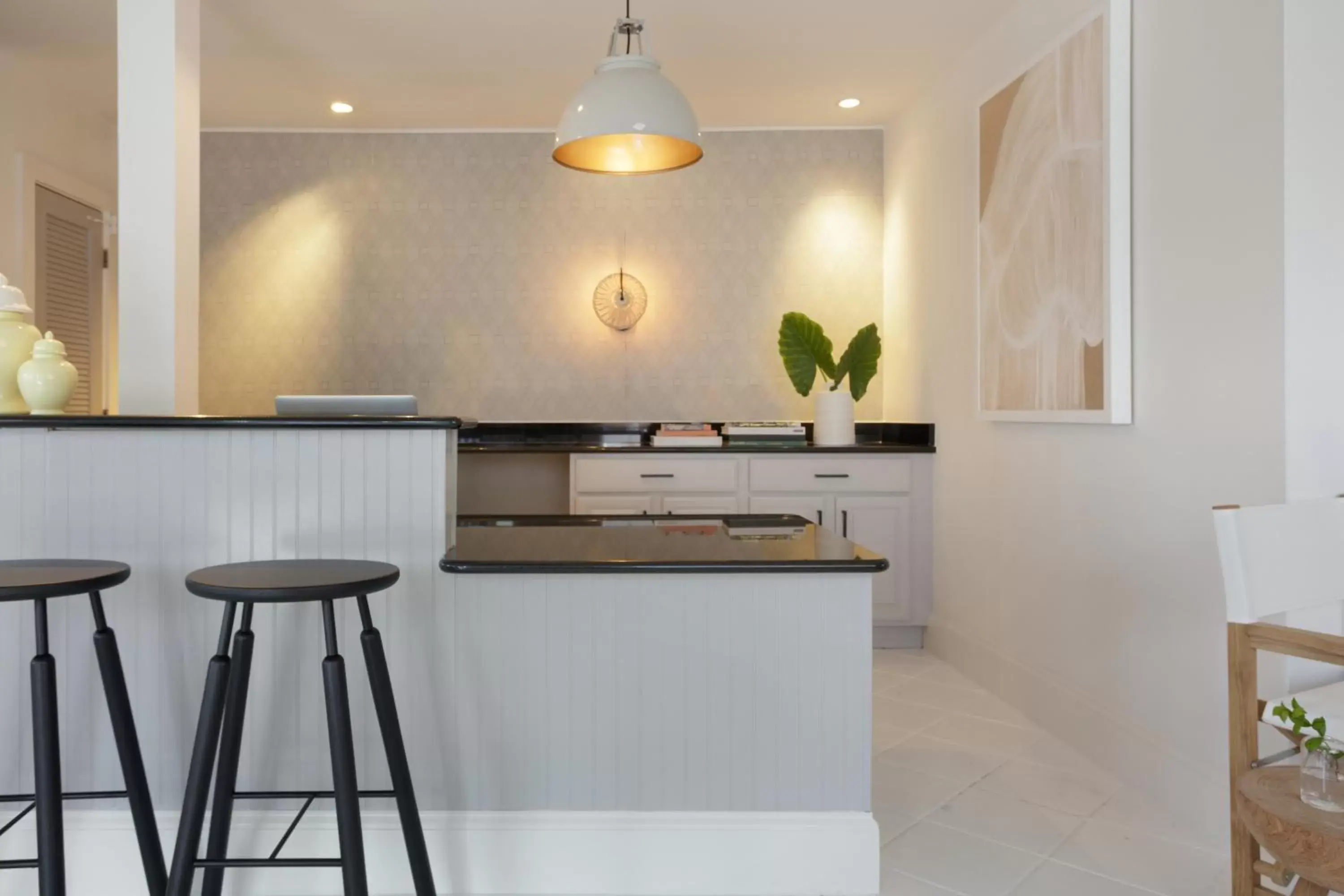 Lobby or reception, Kitchen/Kitchenette in Kimpton Fitch Lodge, an IHG Hotel