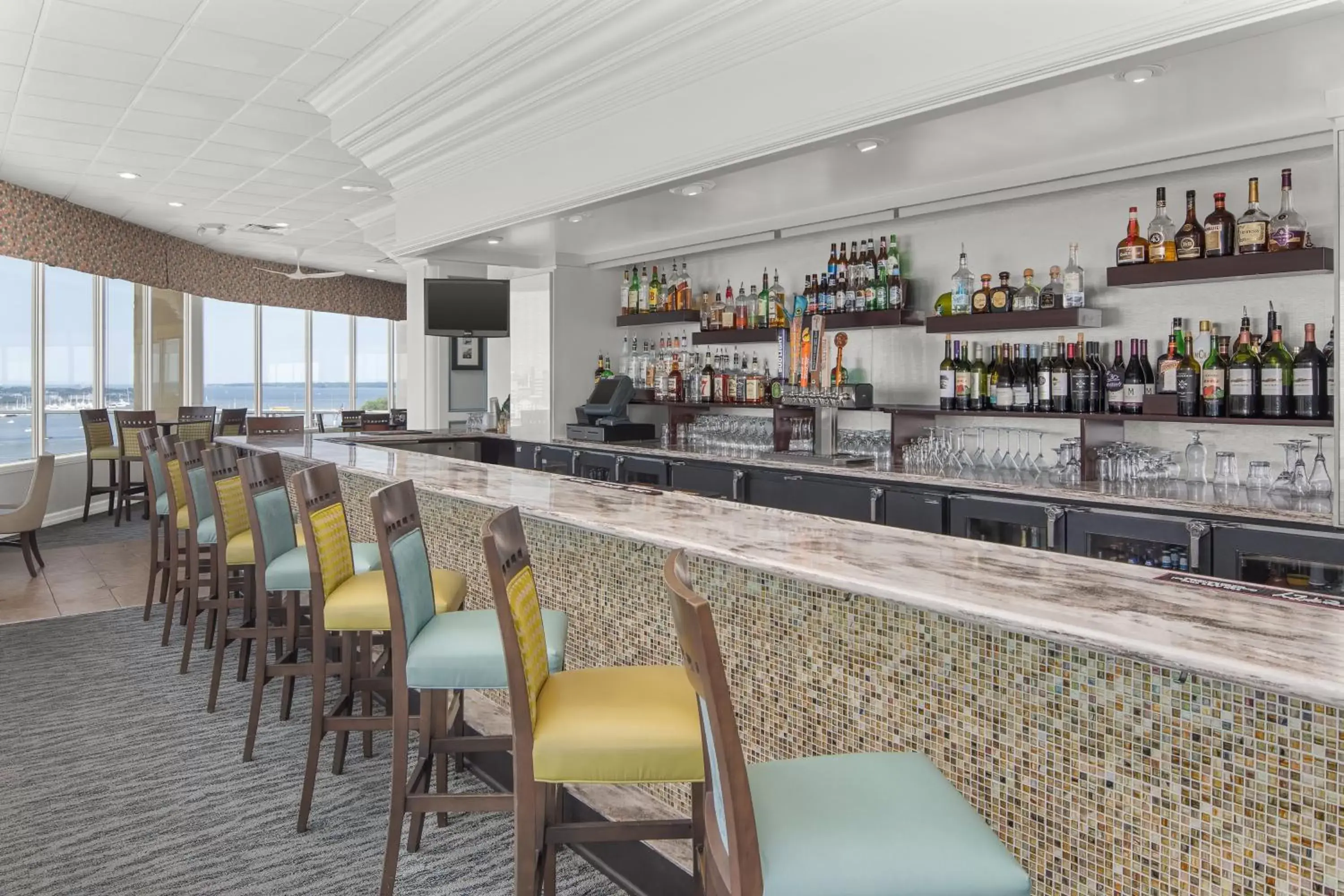 Lounge or bar, Lounge/Bar in Holiday Inn Charleston-Riverview, an IHG Hotel