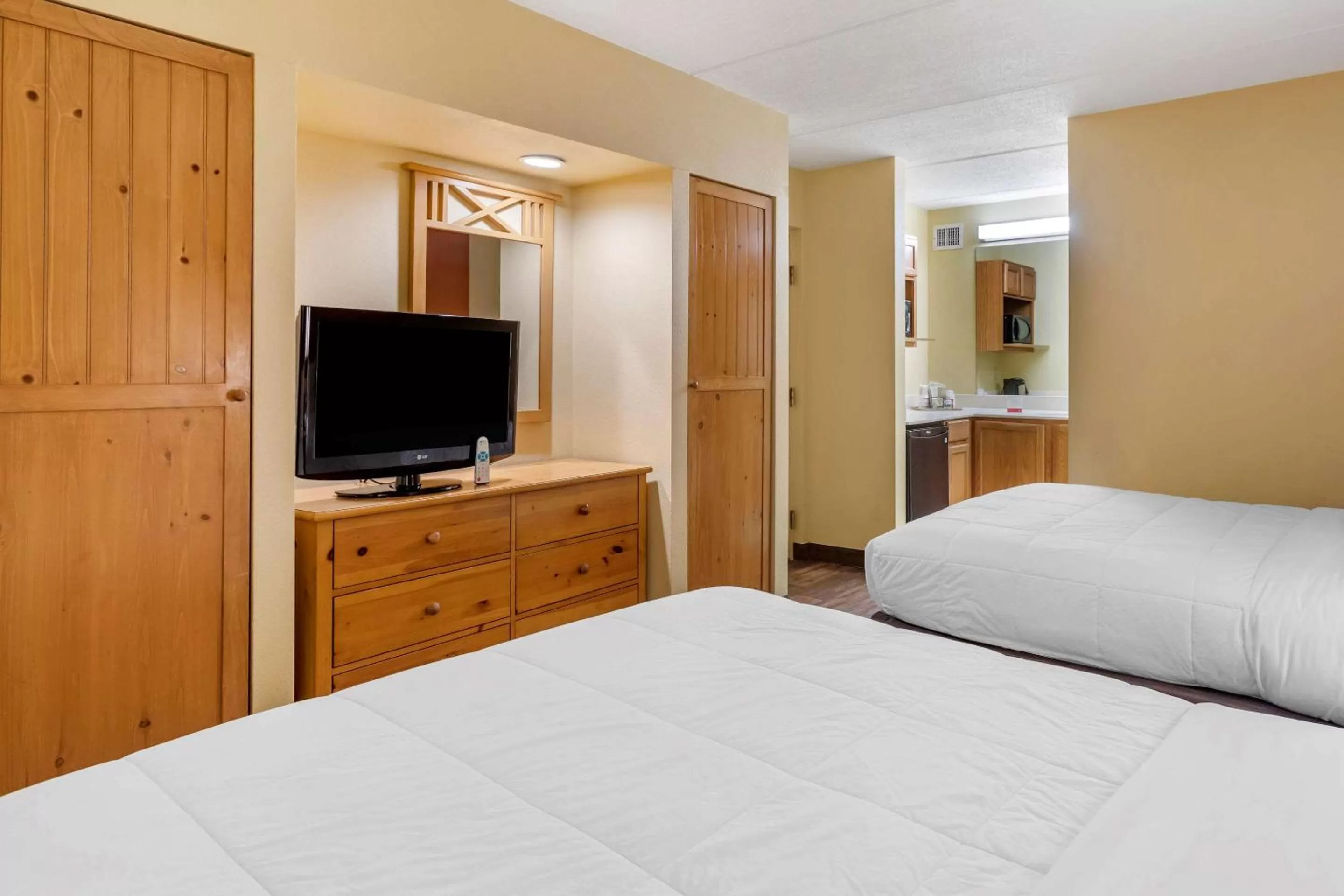 Photo of the whole room, Bed in Econo Lodge Pigeon Forge Riverside