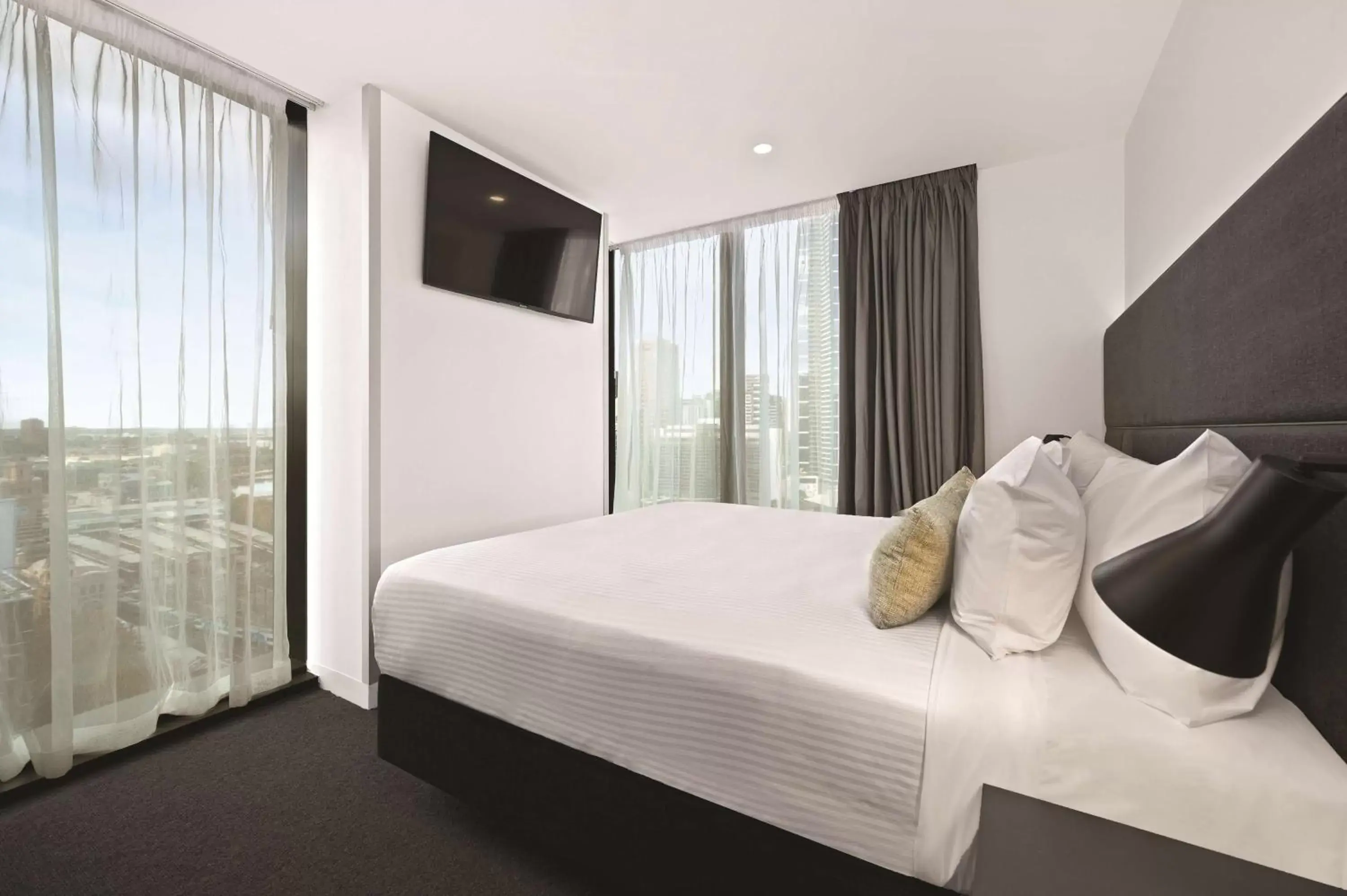 Bedroom, Bed in Vibe Hotel Melbourne