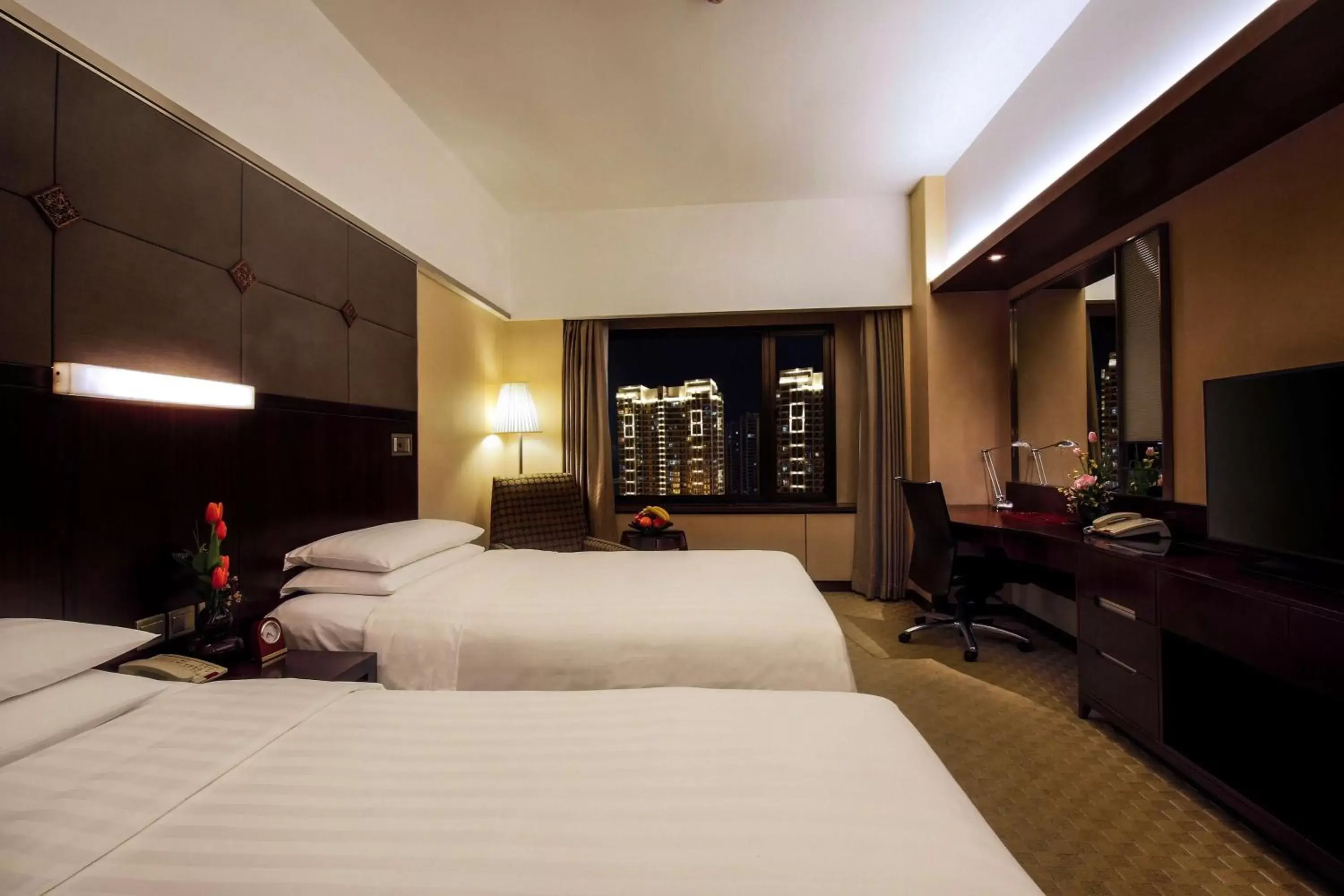 Photo of the whole room, Bed in Shangri-La Harbin