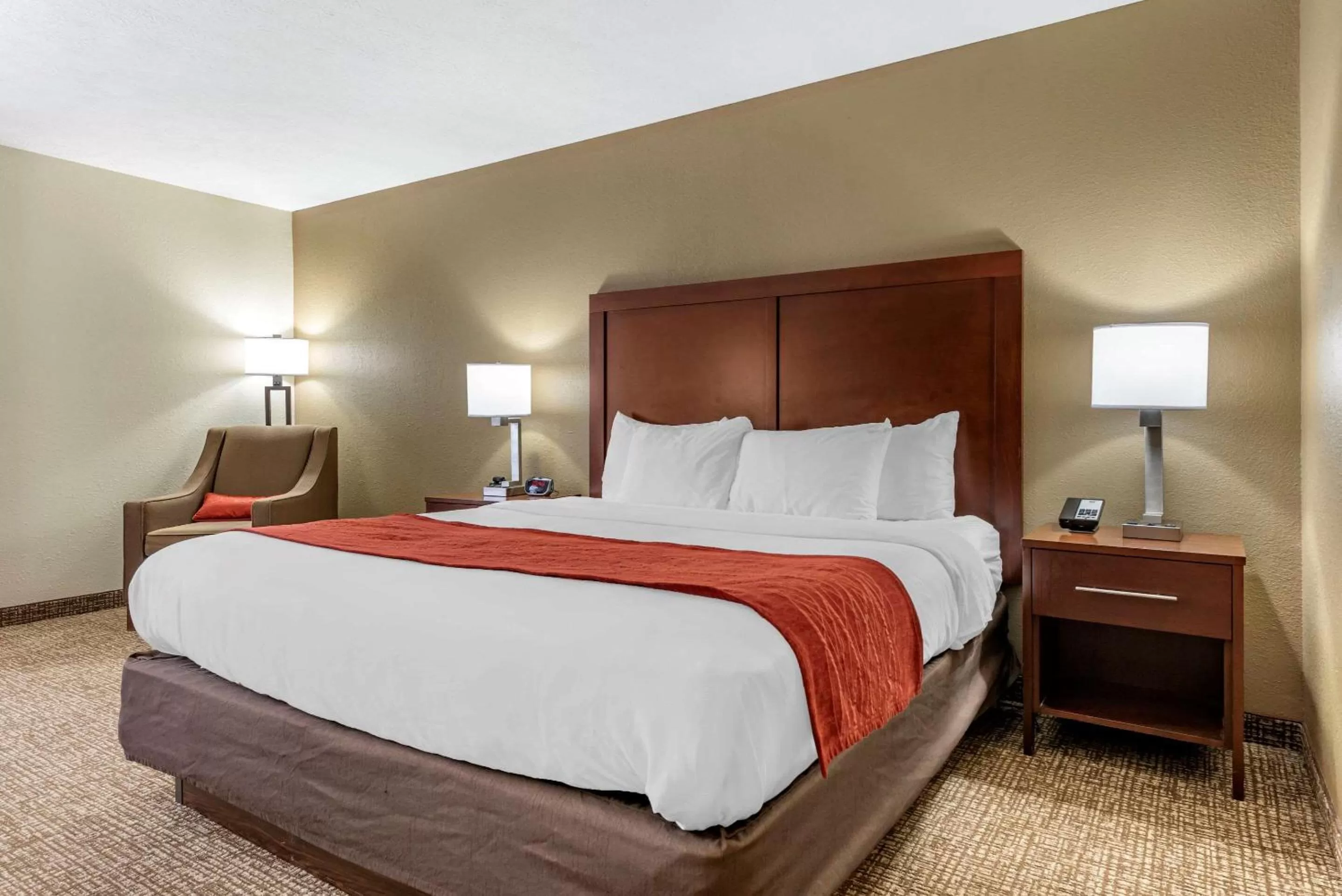 Bed in Comfort Inn & Suites Cincinnati Eastgate