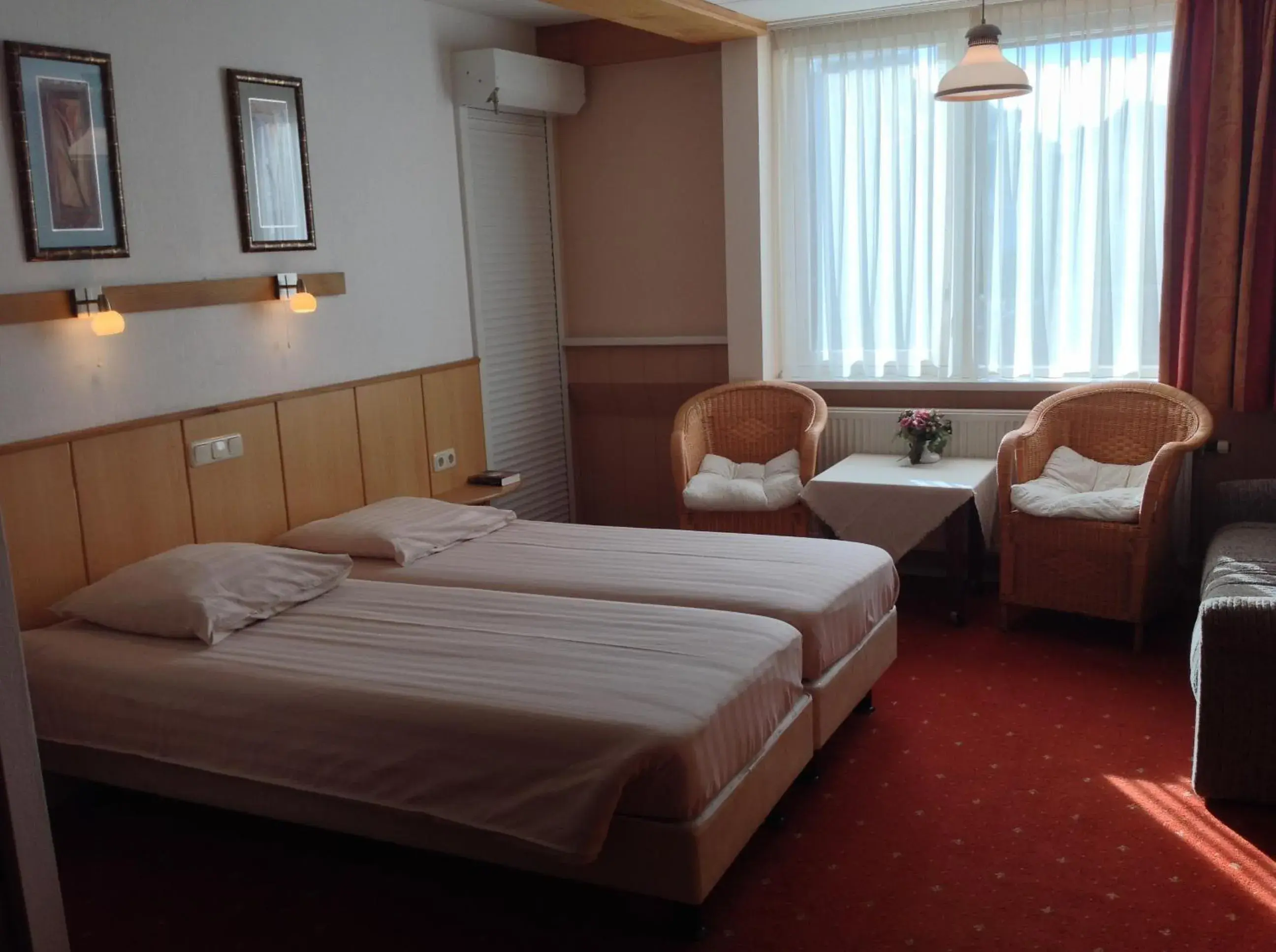 Photo of the whole room, Bed in SuyderSee Hotel