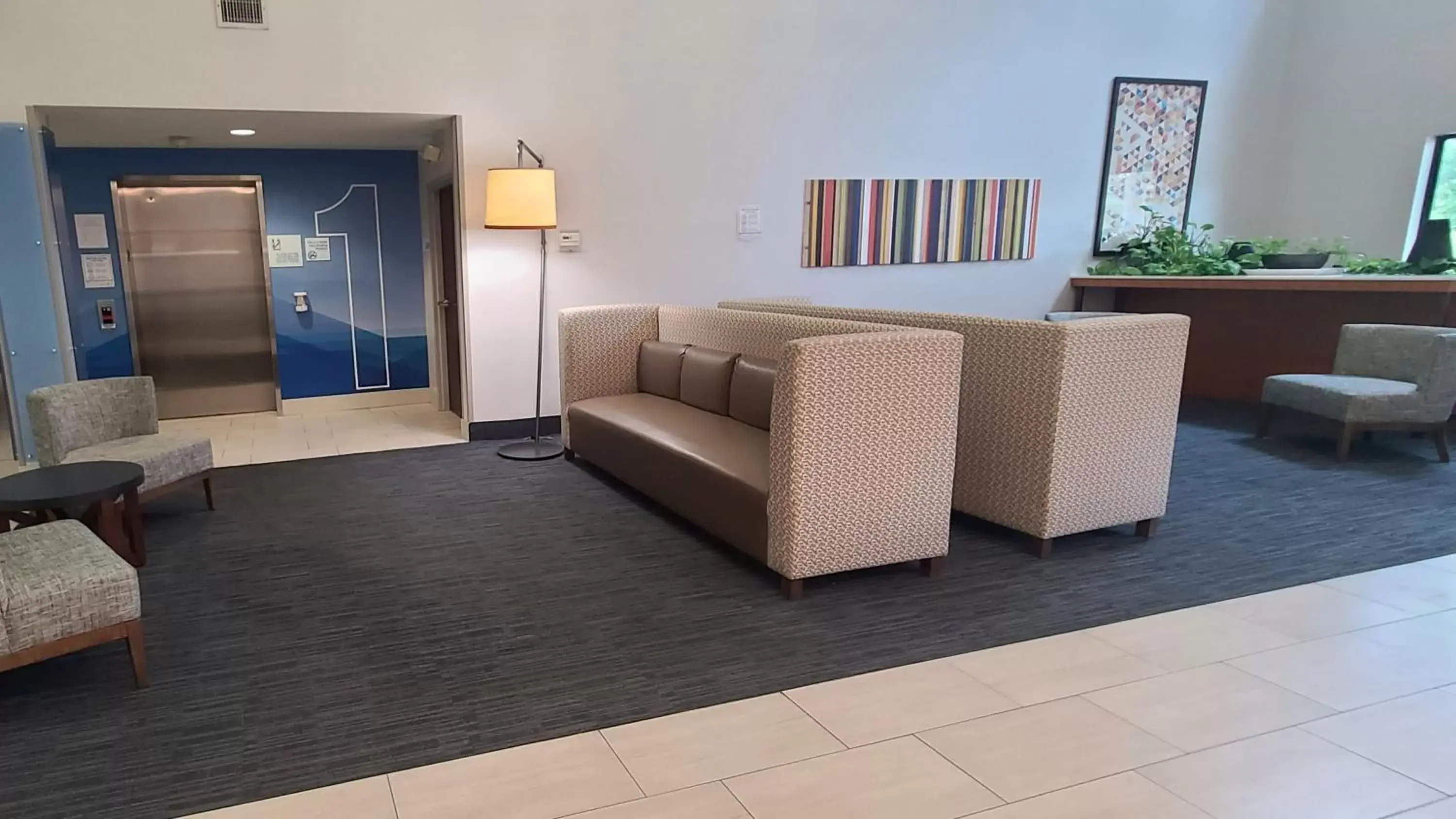 Lobby or reception, Seating Area in Holiday Inn Express Lordstown-Newton Falls/Warren, an IHG Hotel