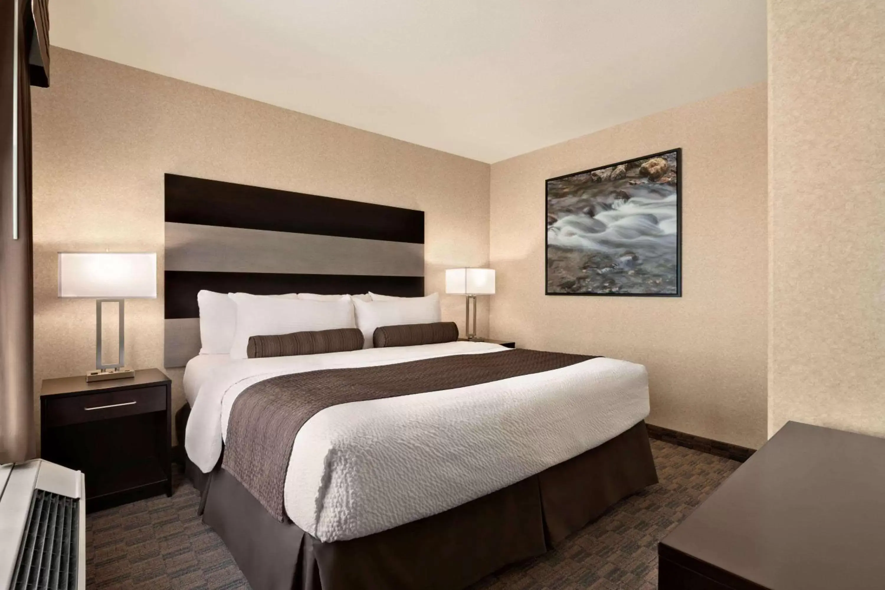 Photo of the whole room, Bed in Days Inn by Wyndham Saskatoon