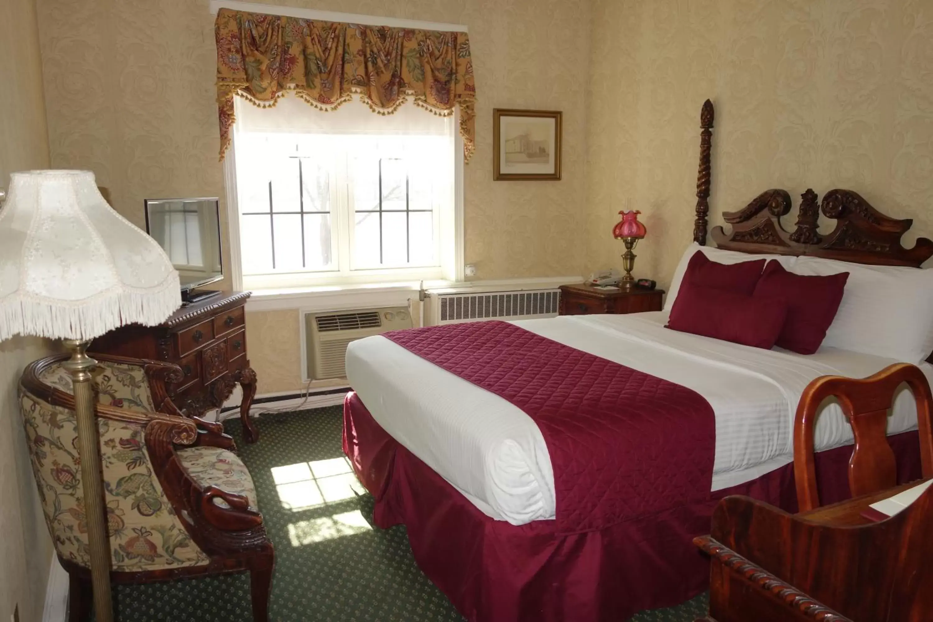 Photo of the whole room, Bed in Lafayette Hotel Marietta