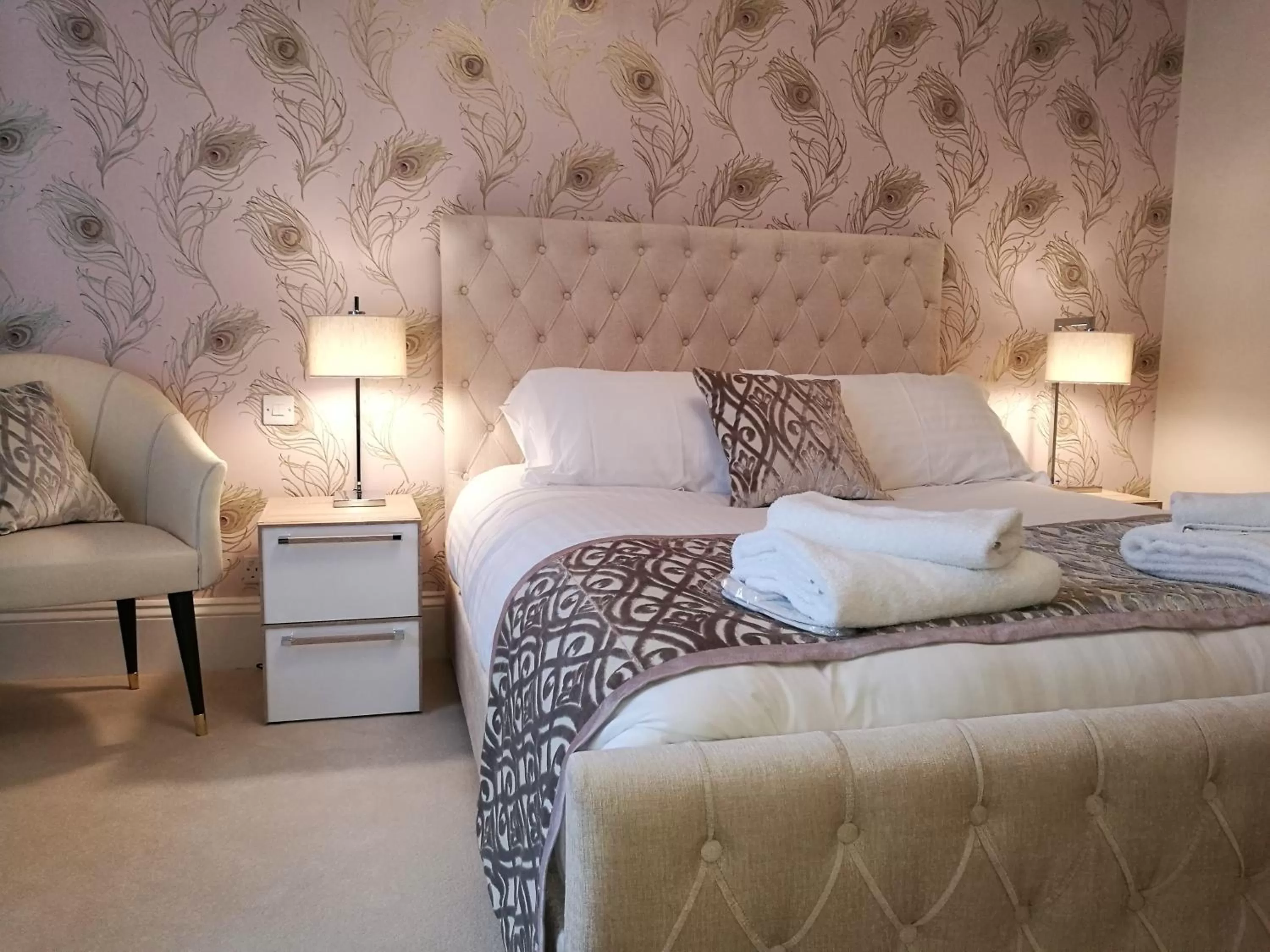 Bedroom, Bed in The Devon Court