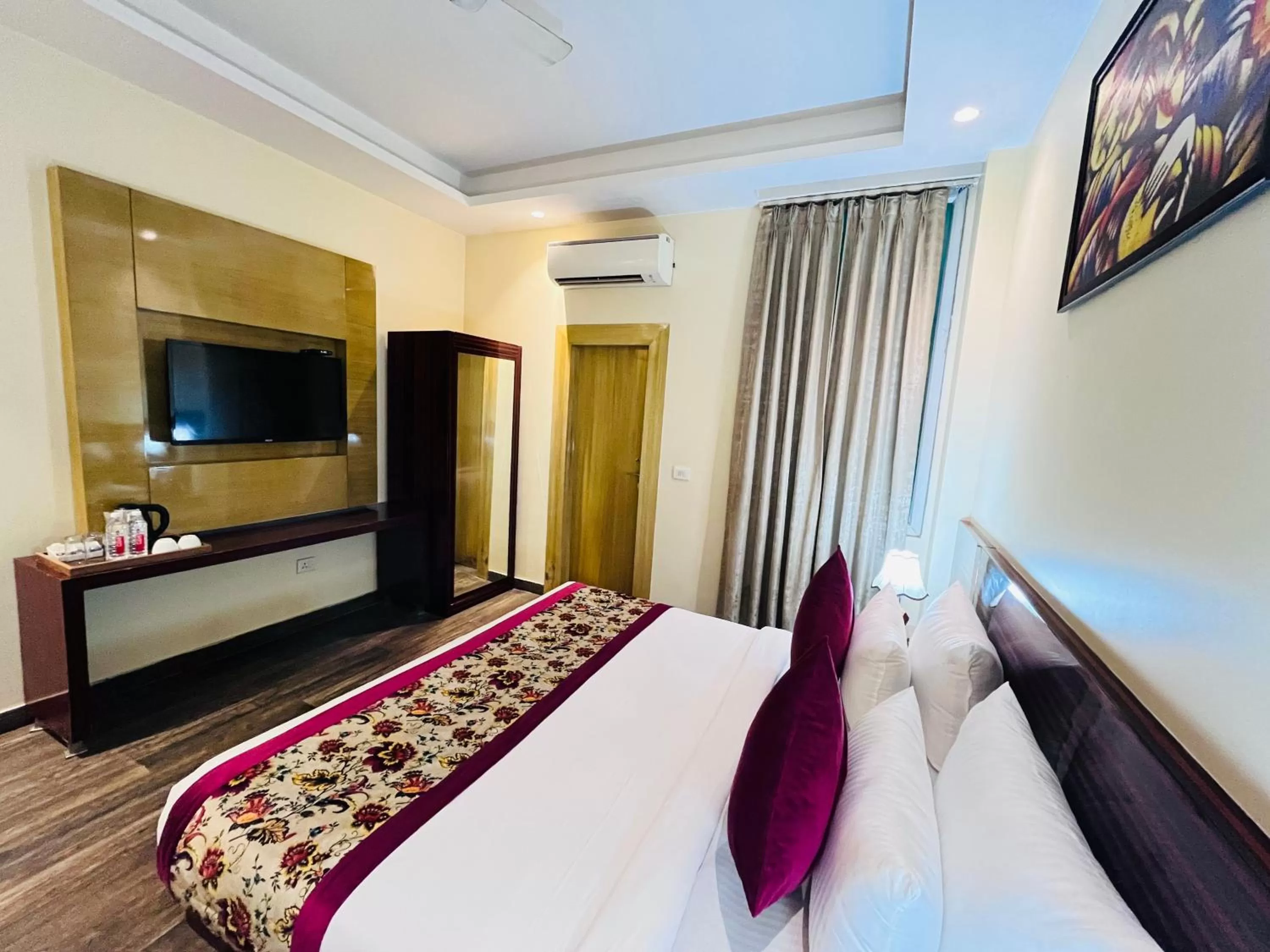 Bed in Hotel Banz near Delhi Airport
