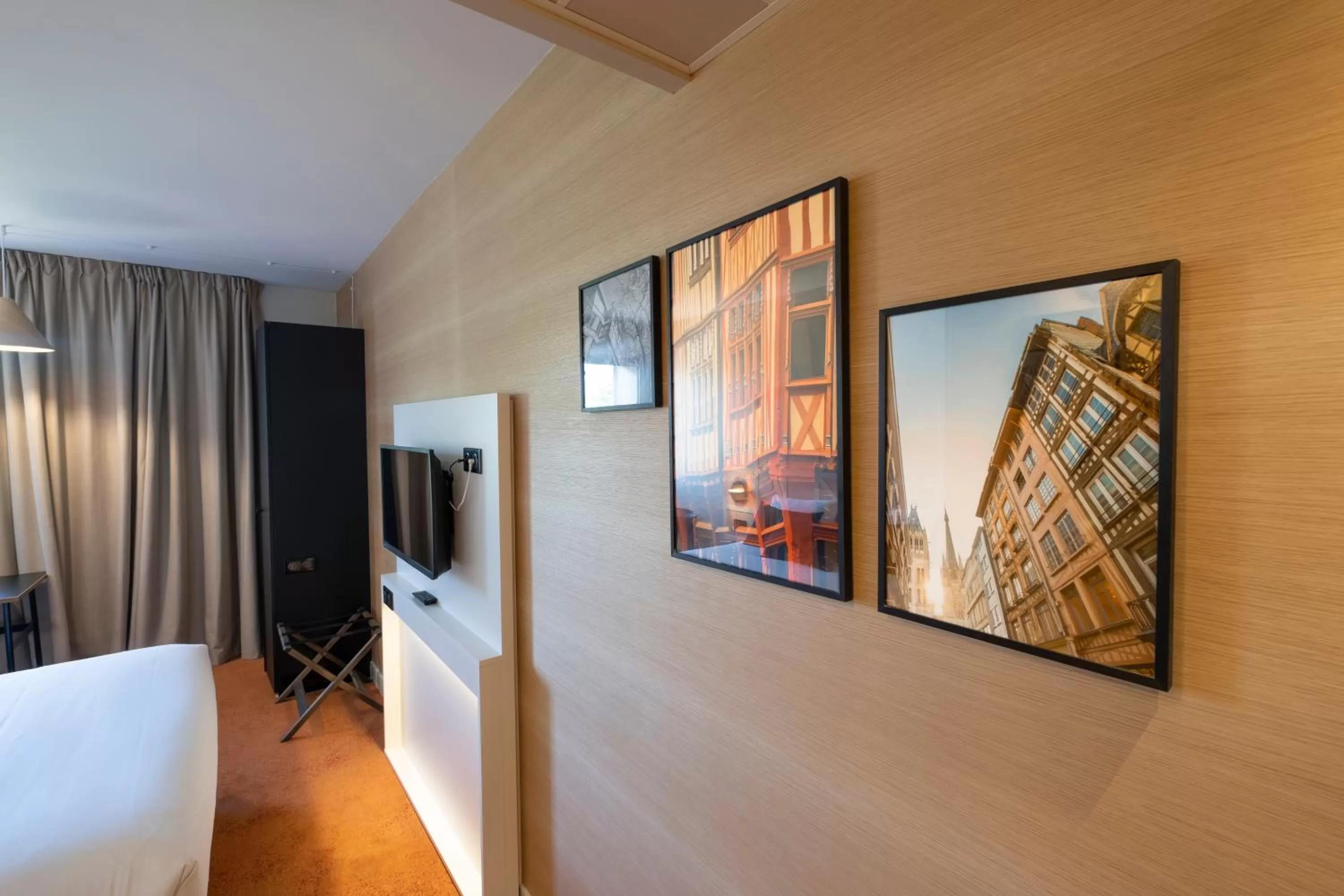 Photo of the whole room, Bed in Mercure Rouen Centre Champ de Mars