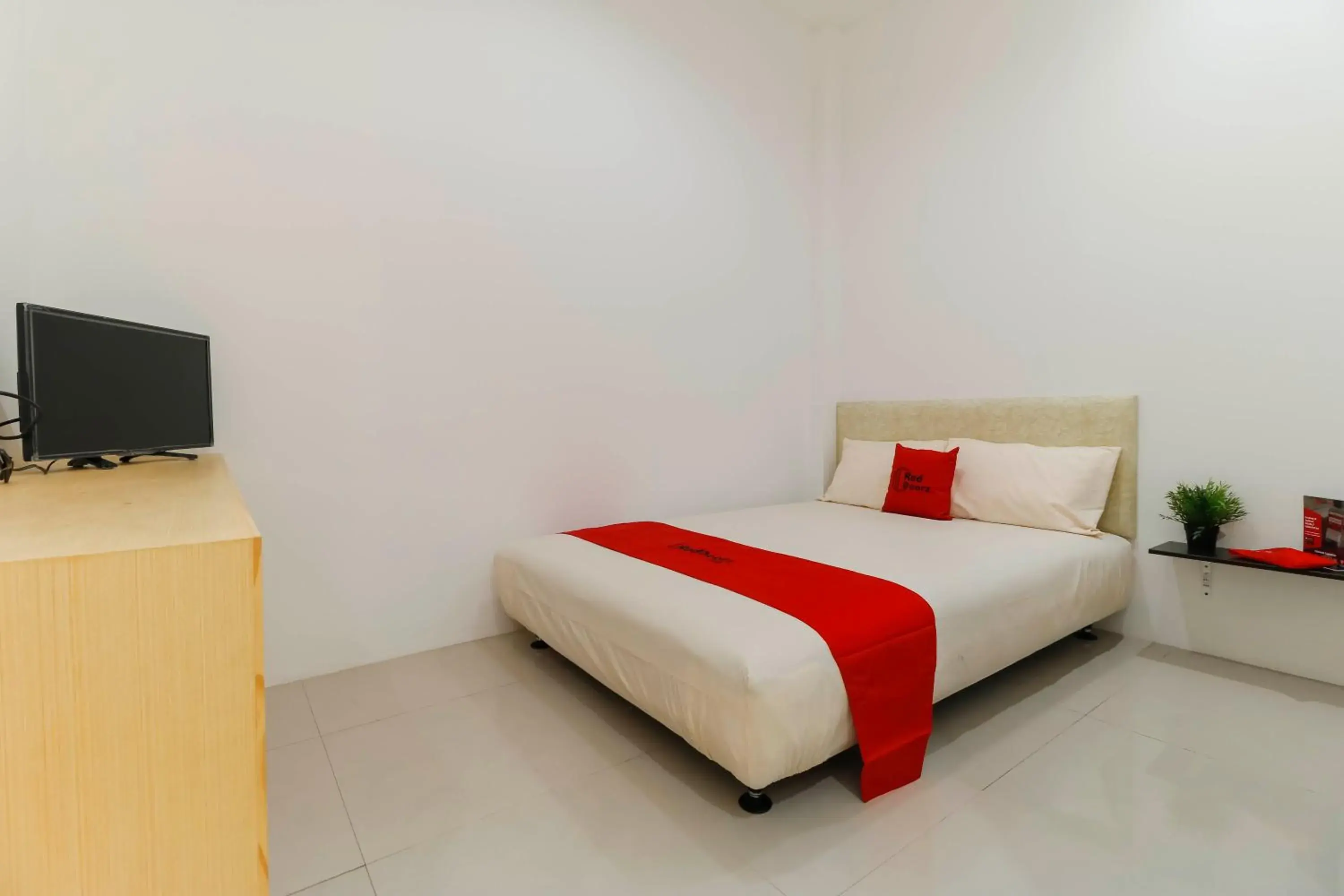 Bedroom, Bed in RedDoorz Plus @ Kapuk Business Park