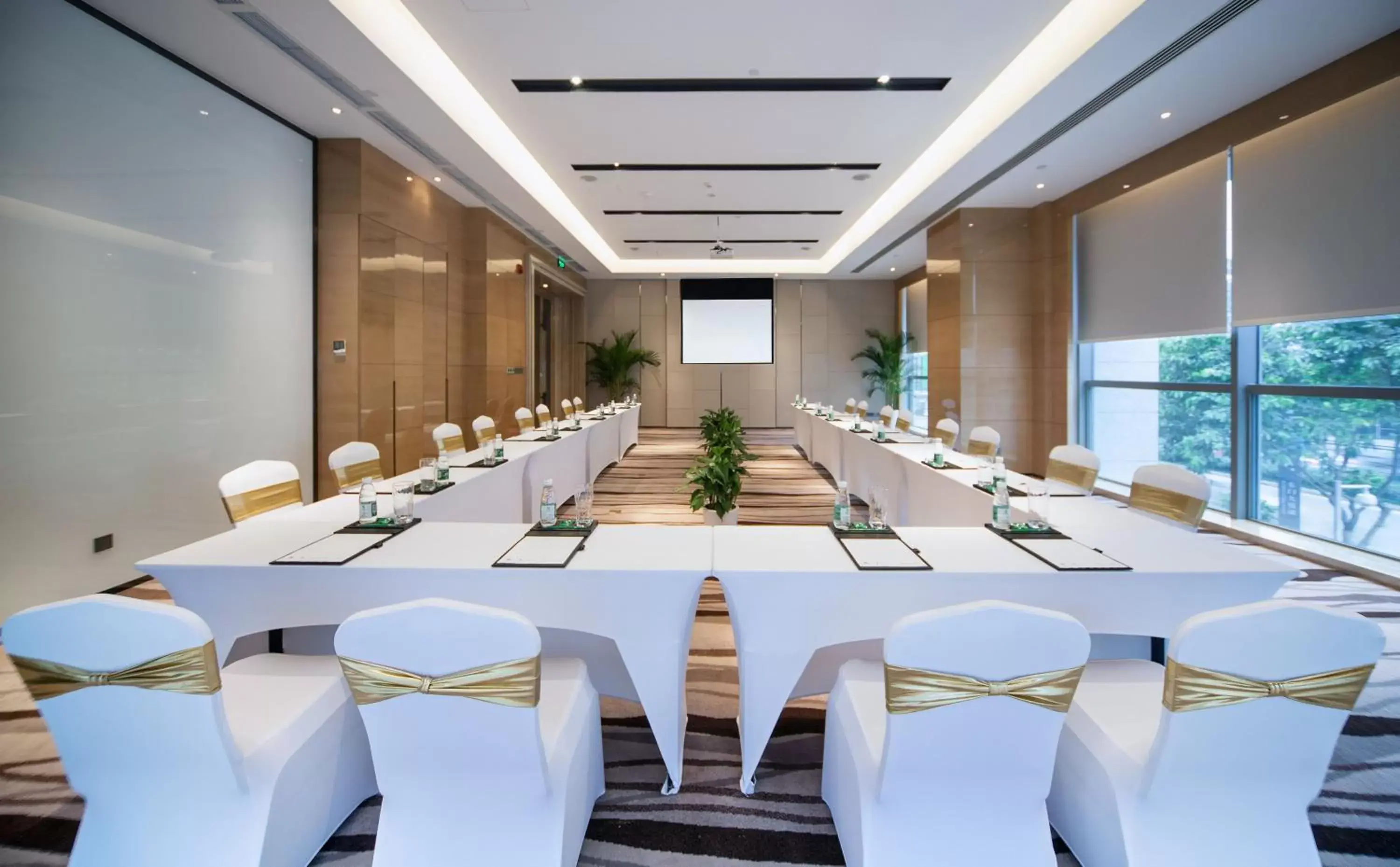 Meeting/conference room in Holiday Inn Chengdu Oriental Plaza, an IHG Hotel