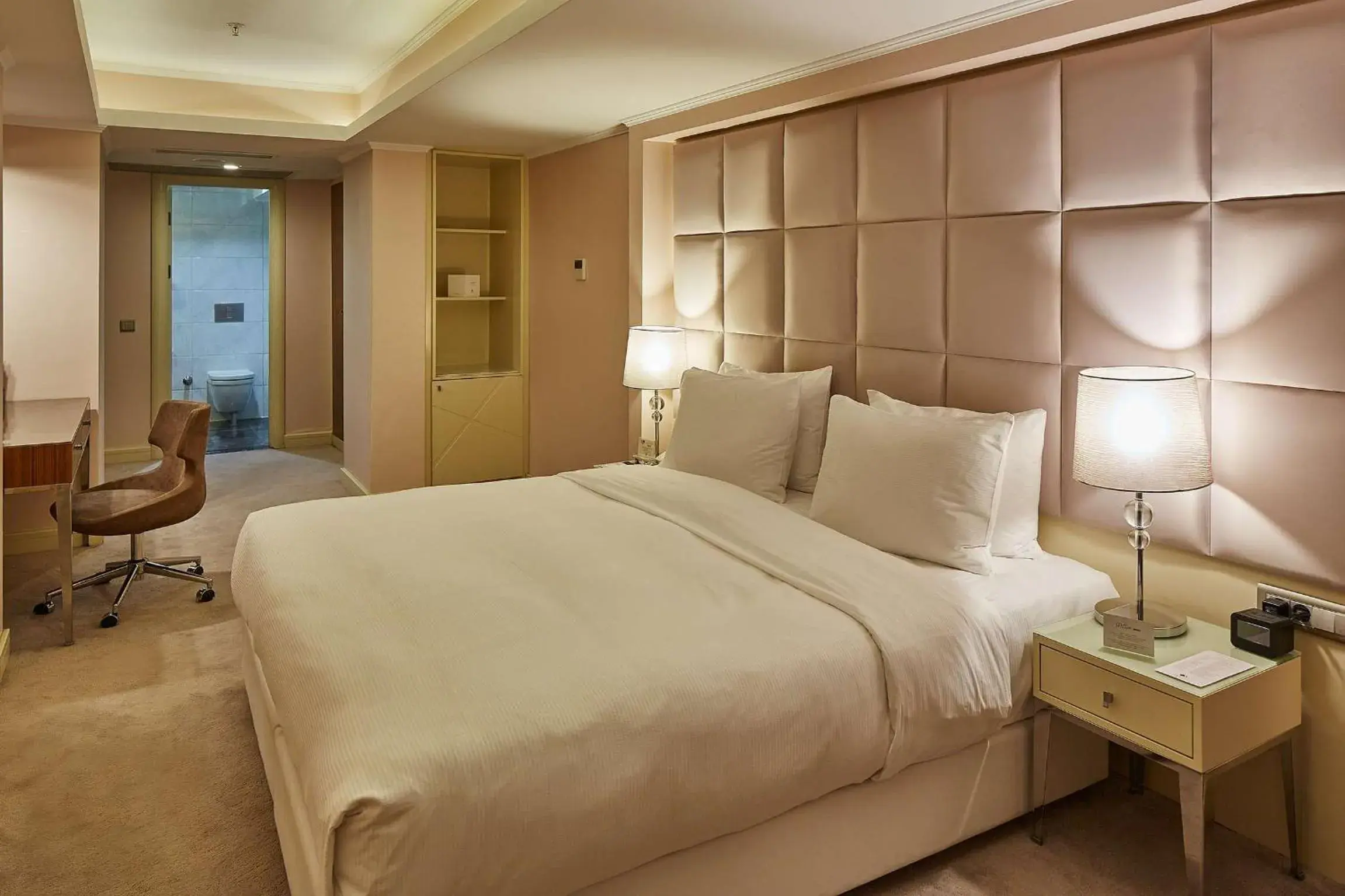 Bedroom, Bed in DoubleTree By Hilton Hotel Izmir - Alsancak