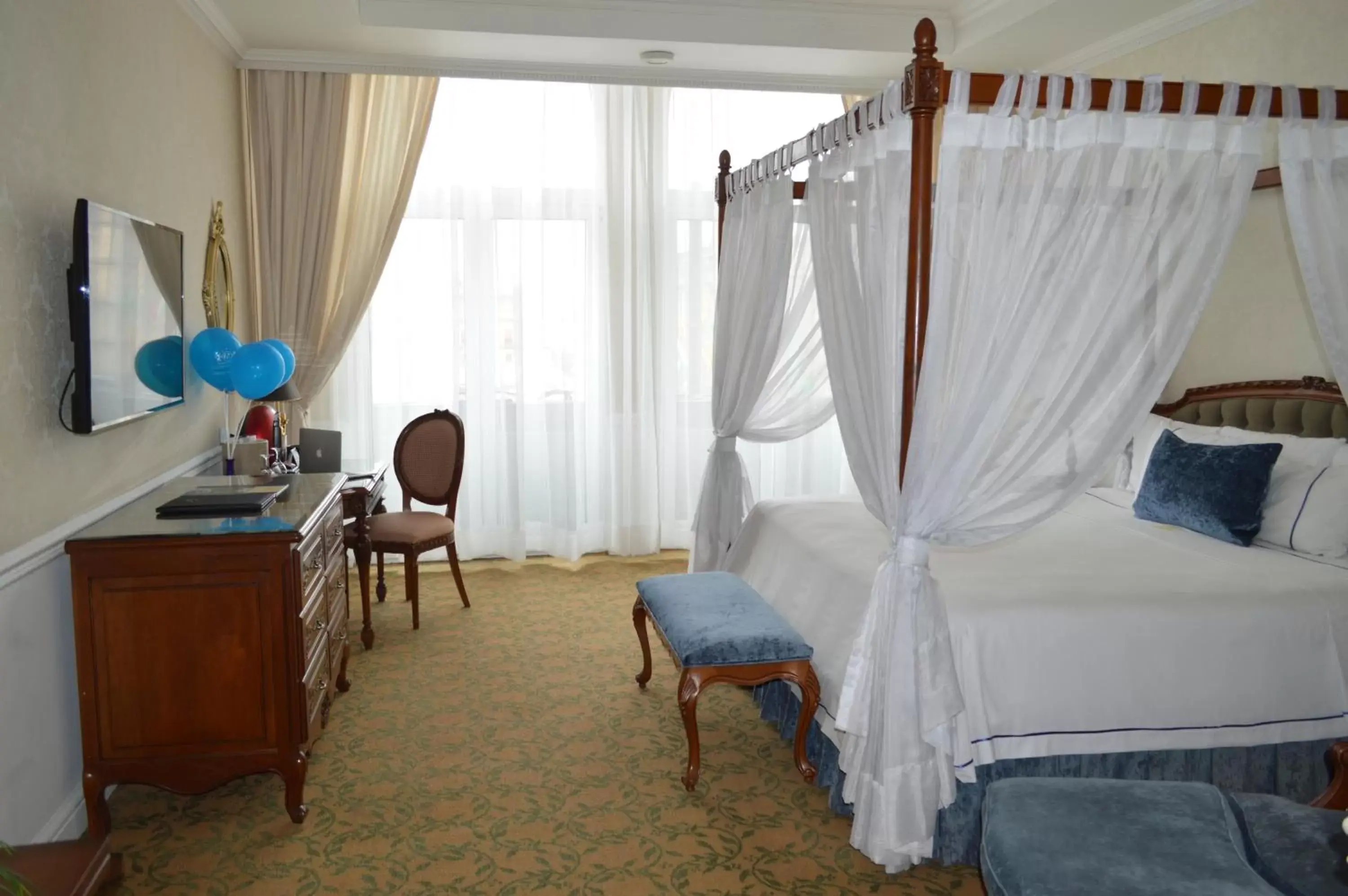 Photo of the whole room, Bed in Gran Hotel Ciudad de Mexico