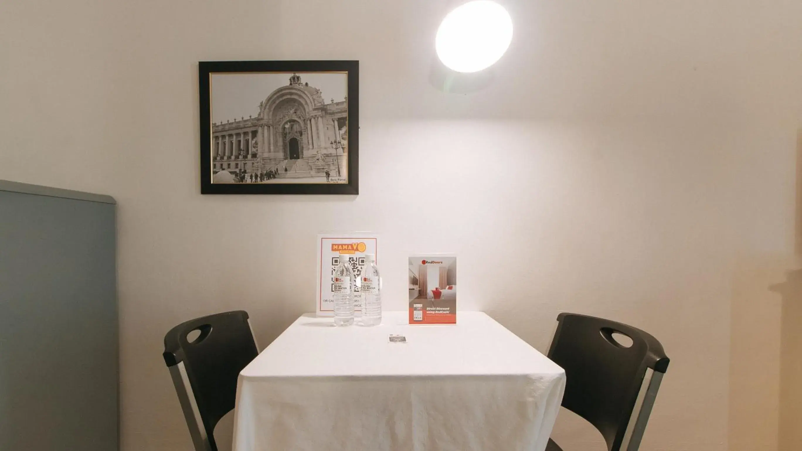 Dining Area in RedDoorz The Providence Tower - Vaccinated Staff