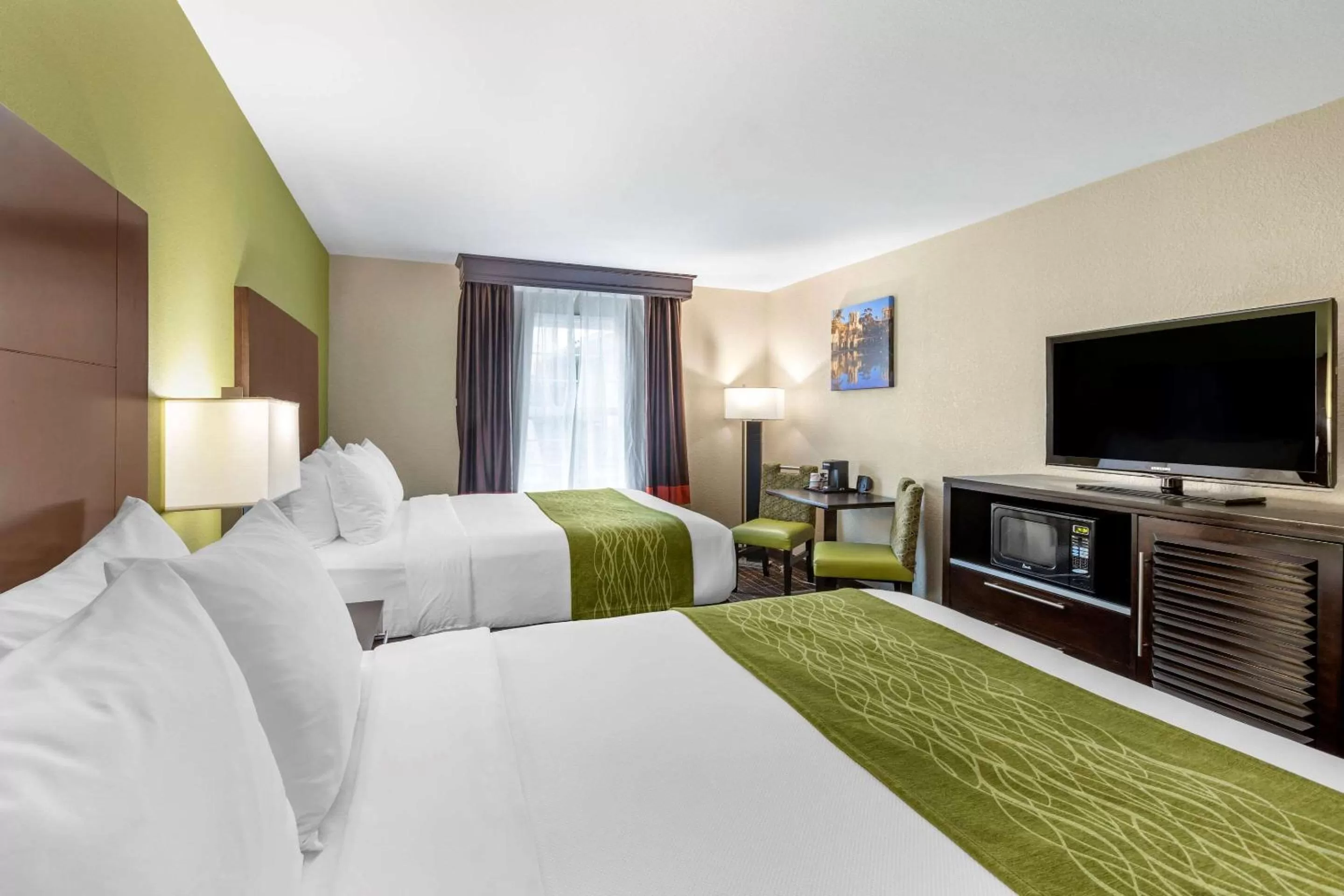 Photo of the whole room, Bed in Comfort Inn San Diego Old Town