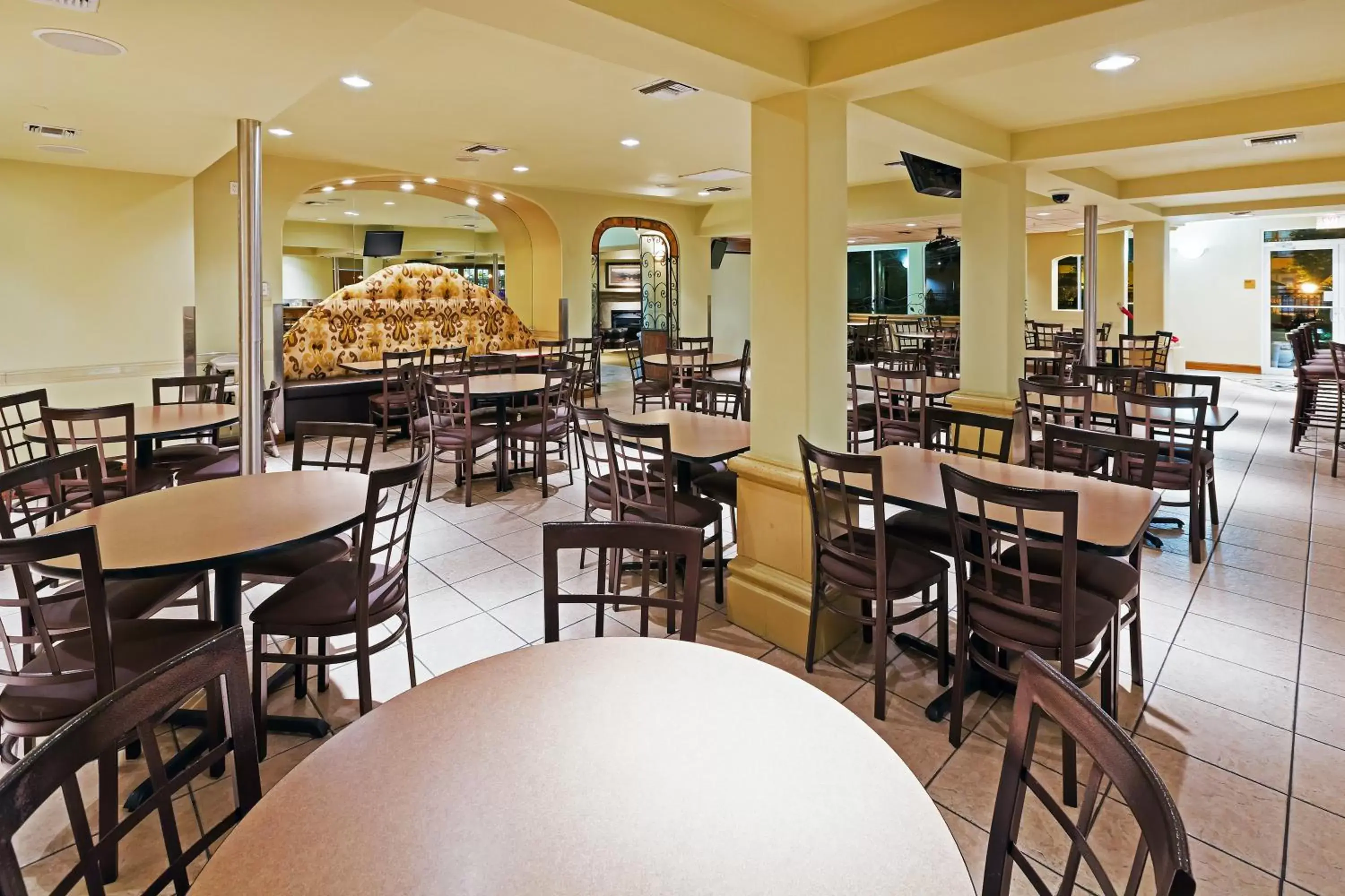 Restaurant/places to eat in Radisson Hotel El Paso Airport Restaurant/places to eat in Radisson Hotel El Paso Airport