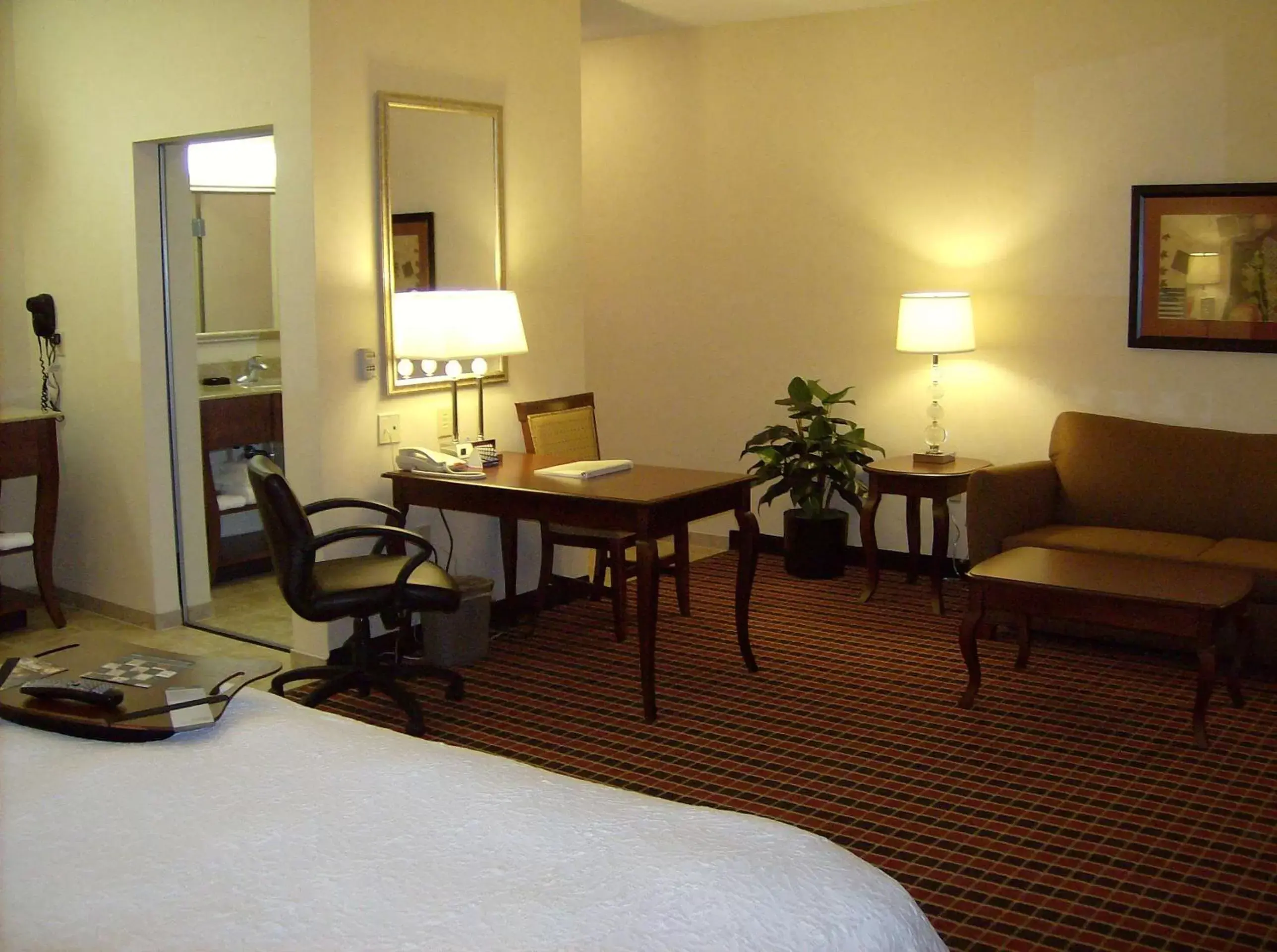 Bed, Seating Area in Hampton Inn & Suites Dayton-Airport