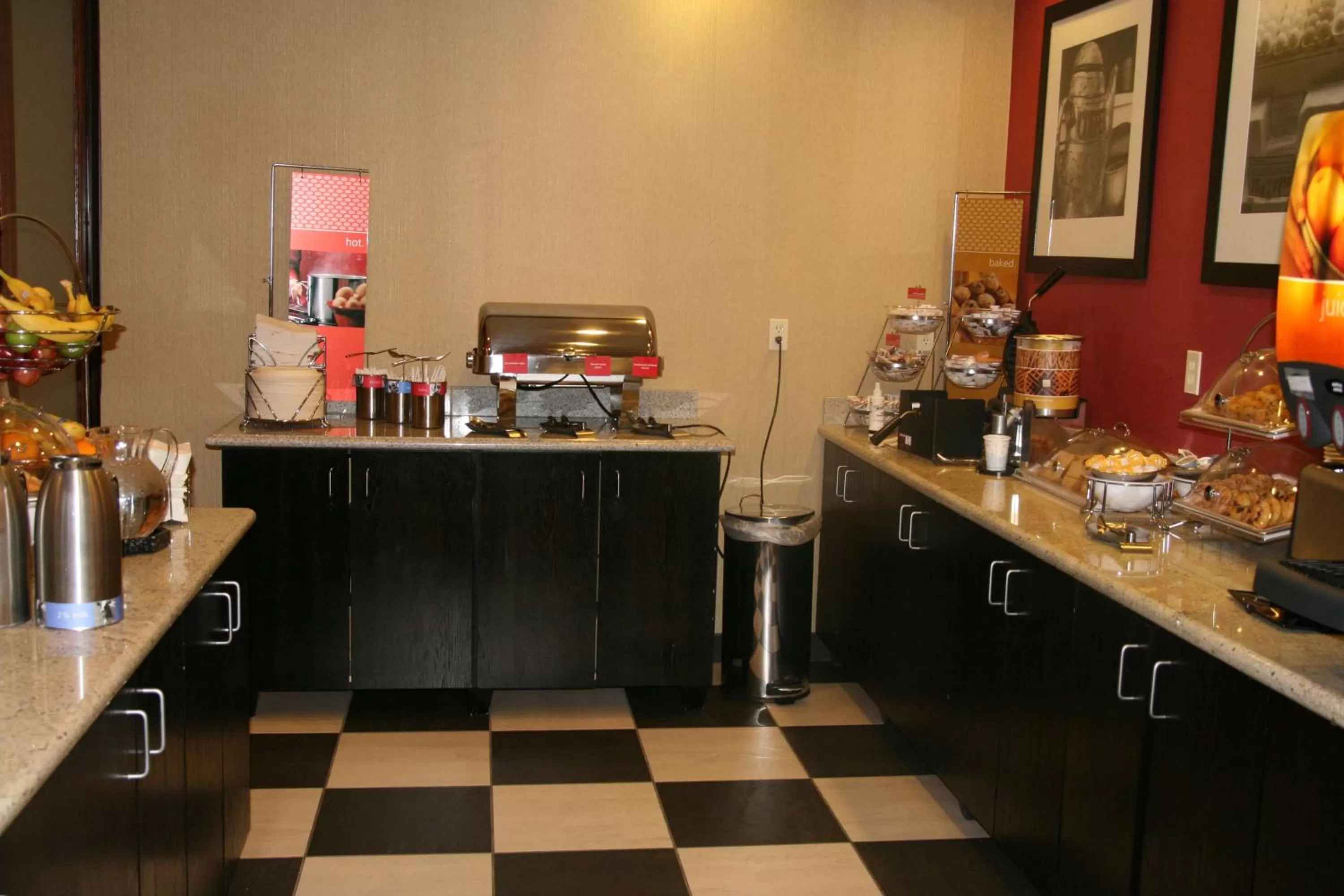 Dining area in Hampton Inn Van Horn