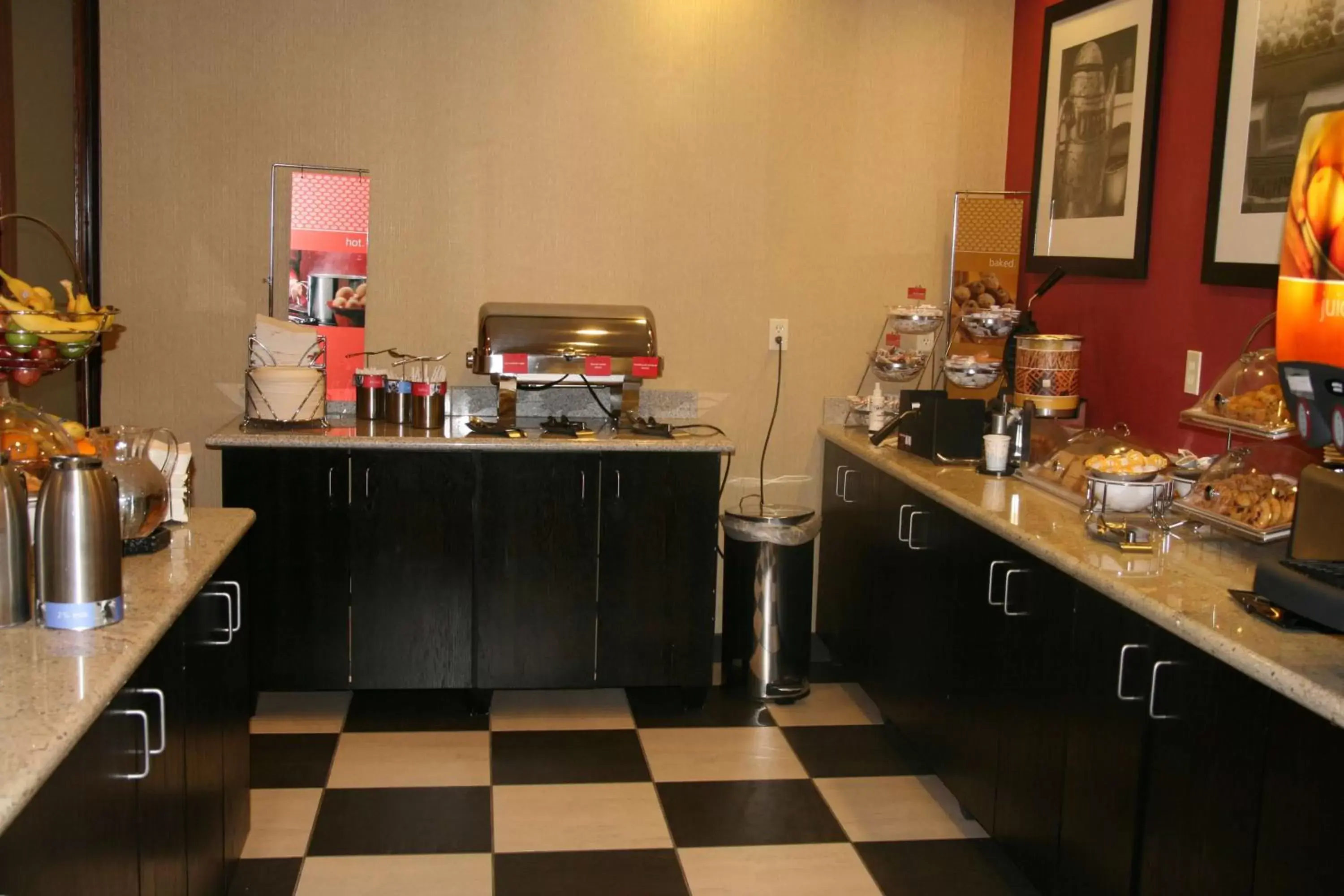 Dining area in Hampton Inn Van Horn Dining area in Hampton Inn Van Horn