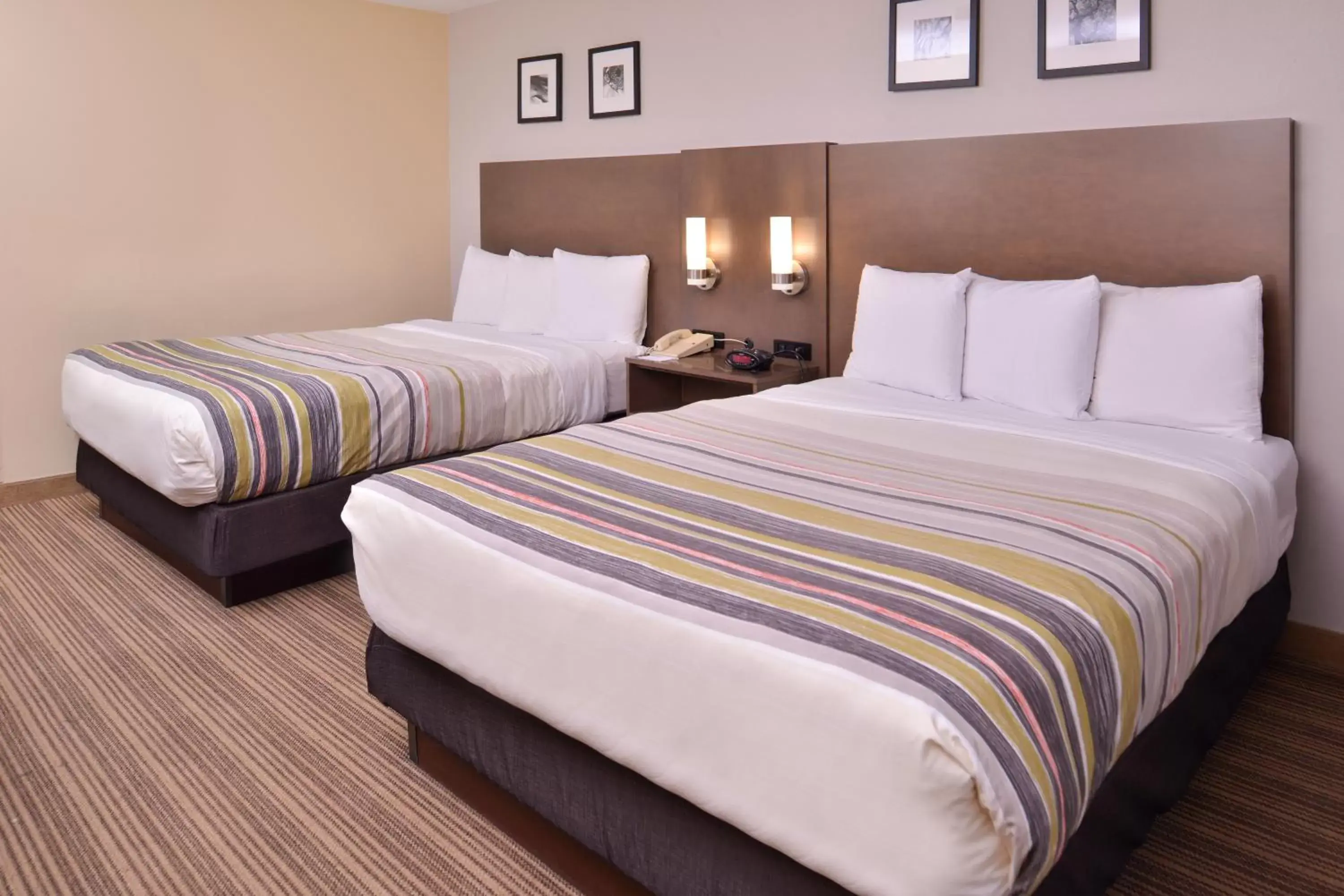 Bed in Country Inn & Suites by Radisson, Omaha Airport, IA