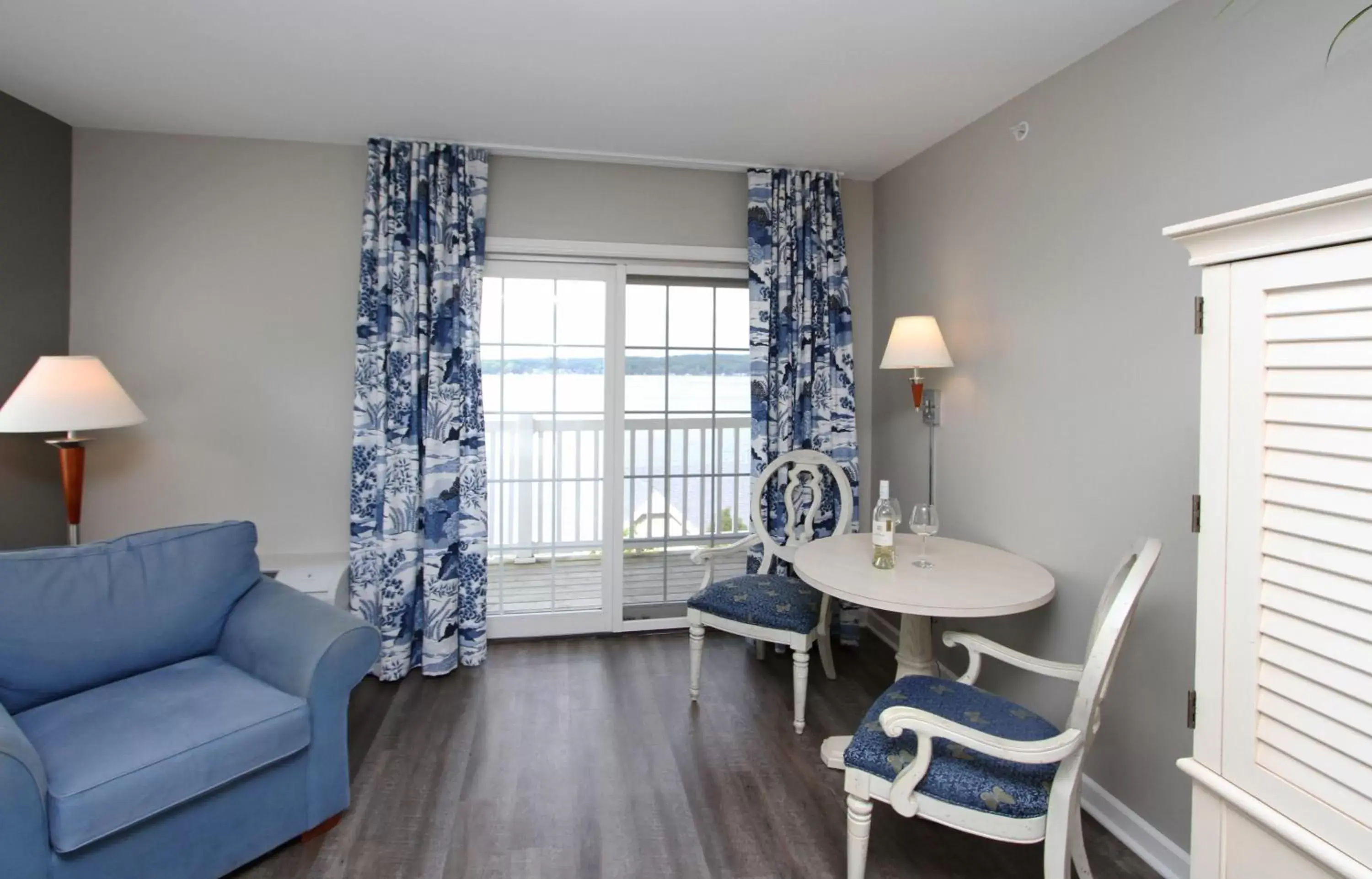 Living room, Seating Area in Bay Pointe Inn