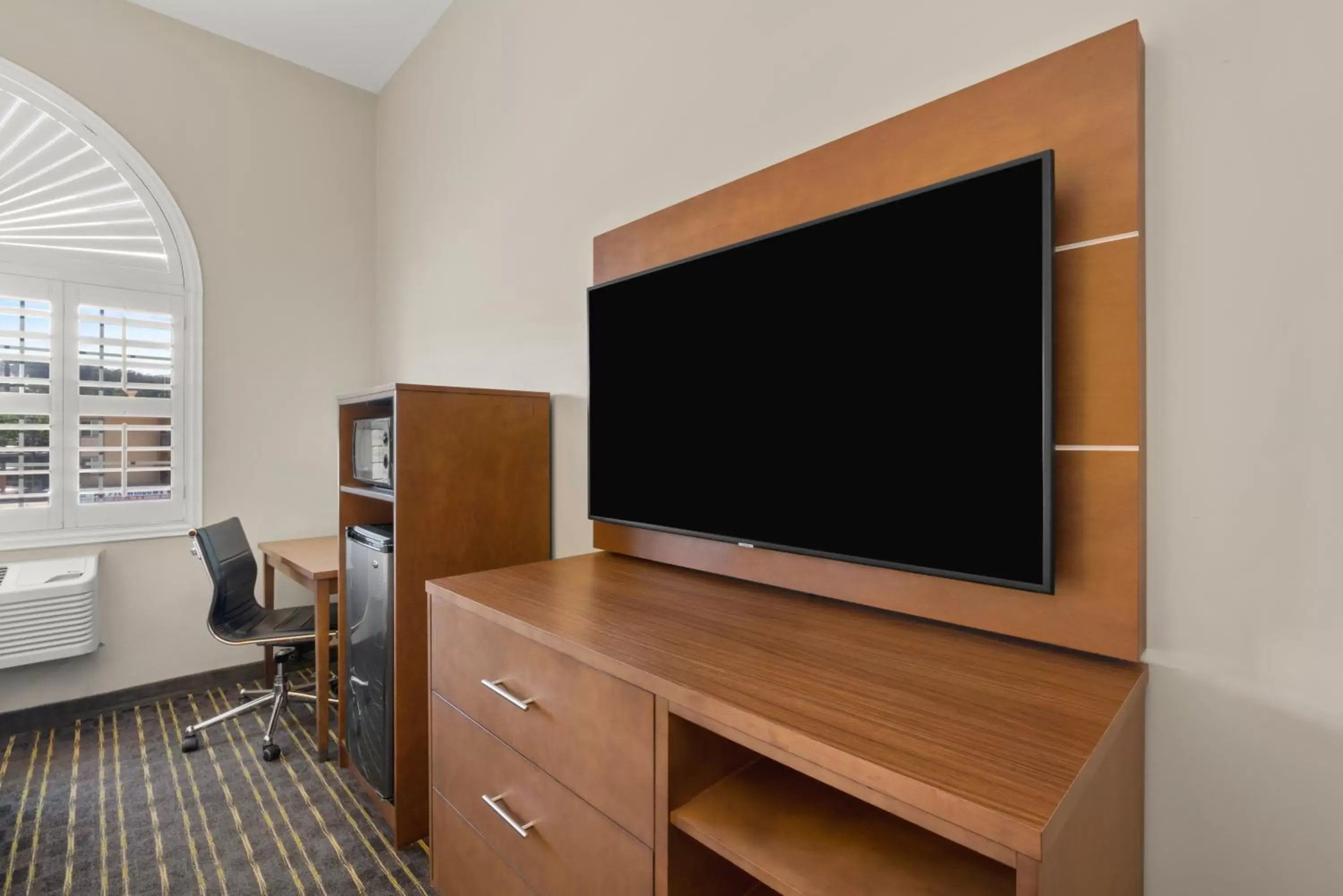 TV and multimedia, TV/Entertainment Center in Hotel Aura SFO Airport