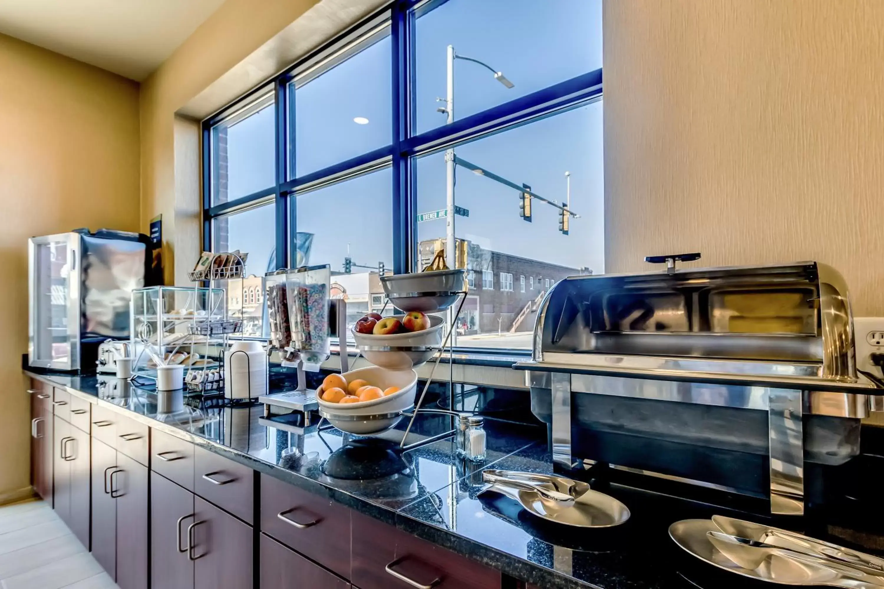 Breakfast, Restaurant/Places to Eat in Cobblestone Inn & Suites - Waverly