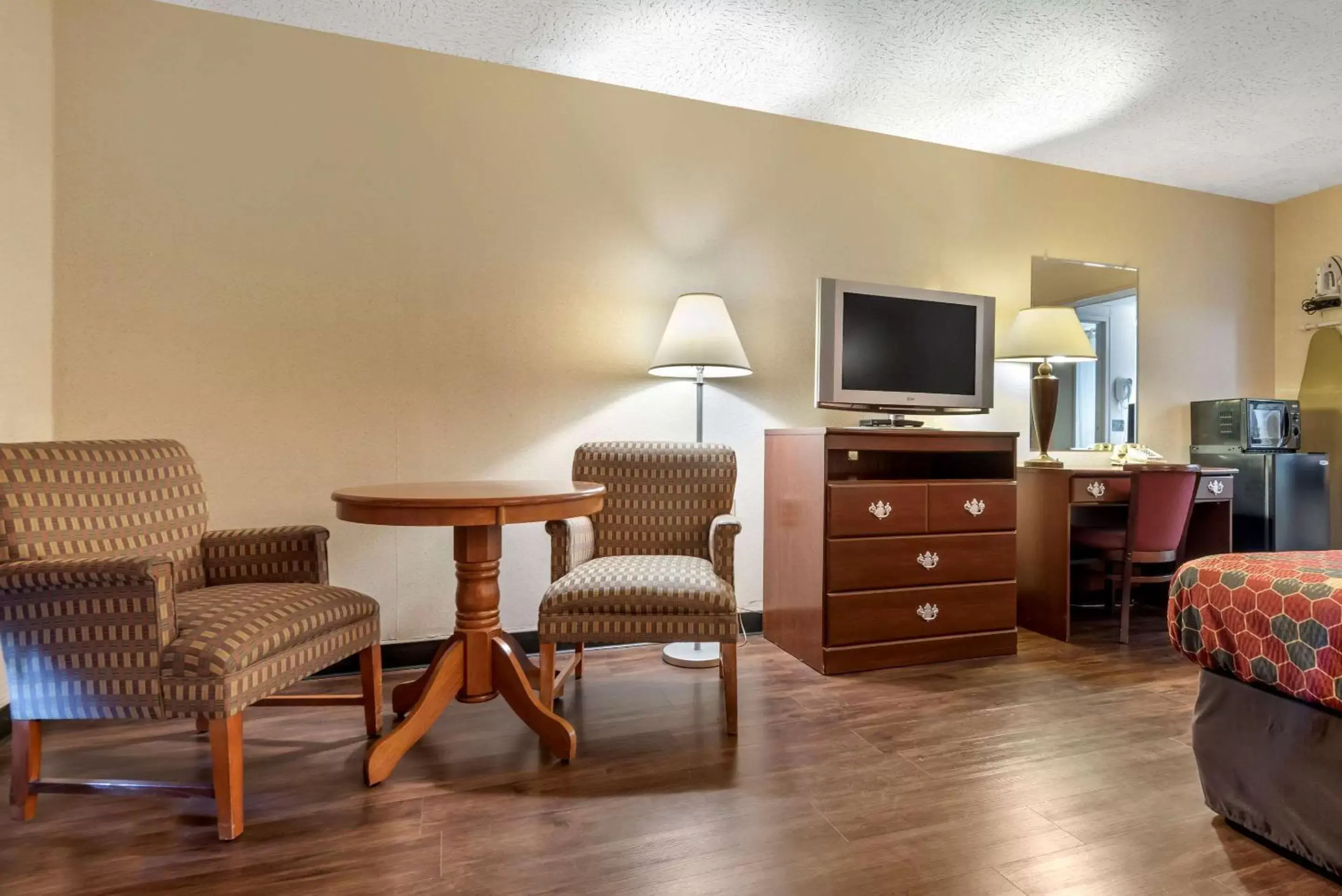 TV and multimedia, Seating Area in Econo Lodge Cortland