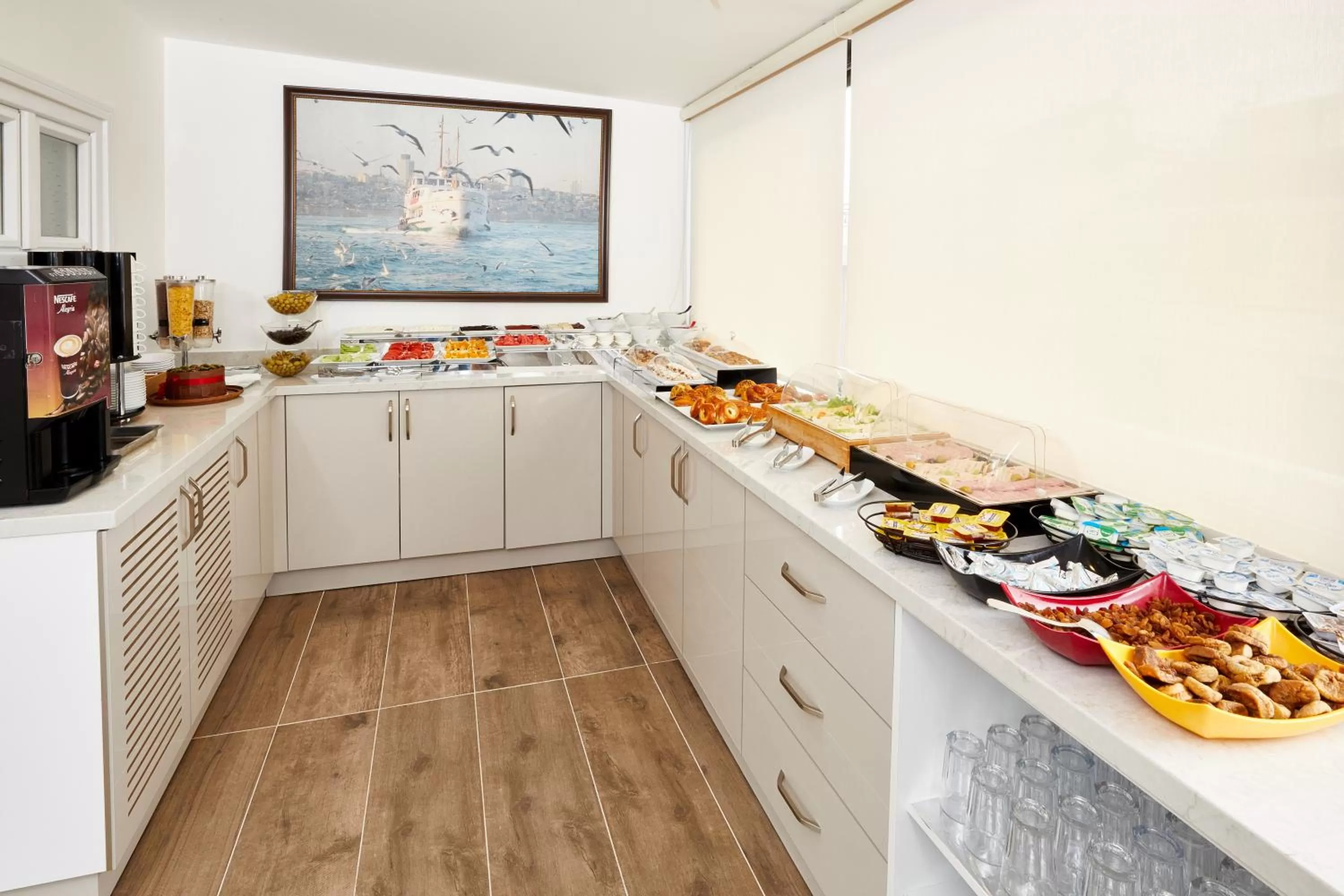 Breakfast in Albinas Hotel Old City