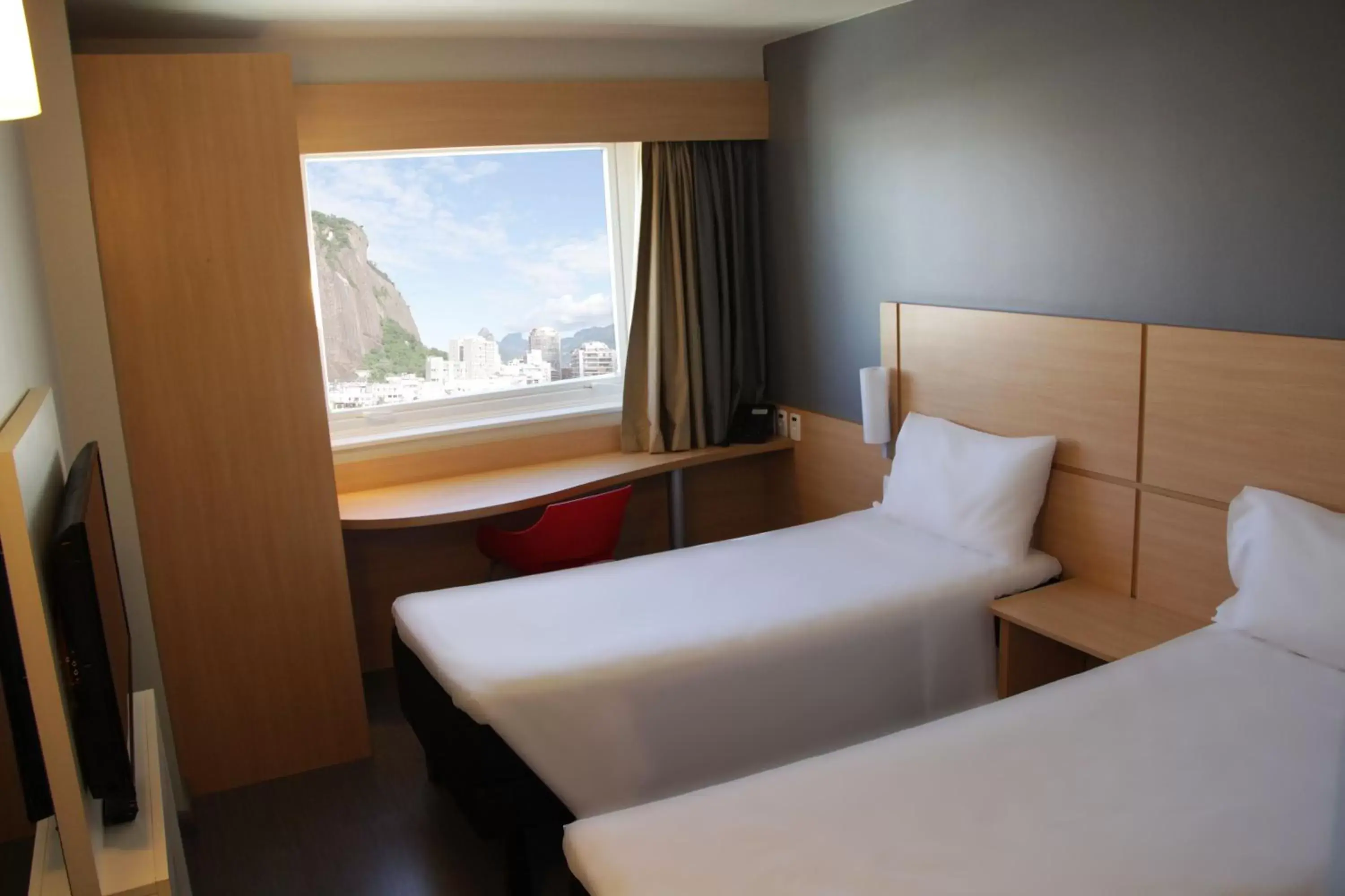 Photo of the whole room, Bed in ibis Copacabana Posto 5