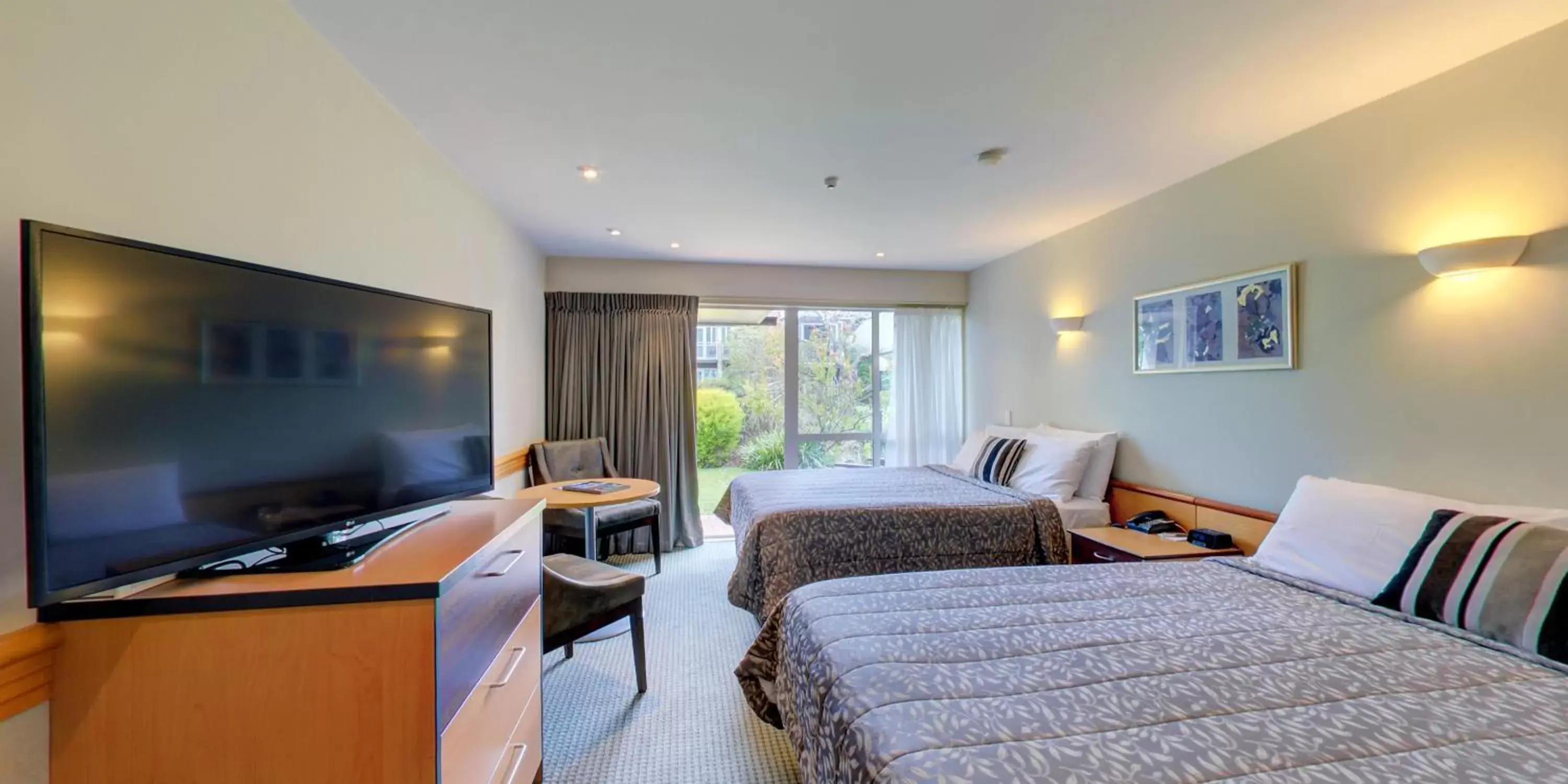 Bedroom, TV/Entertainment Center in Dunedin Leisure Lodge - Distinction