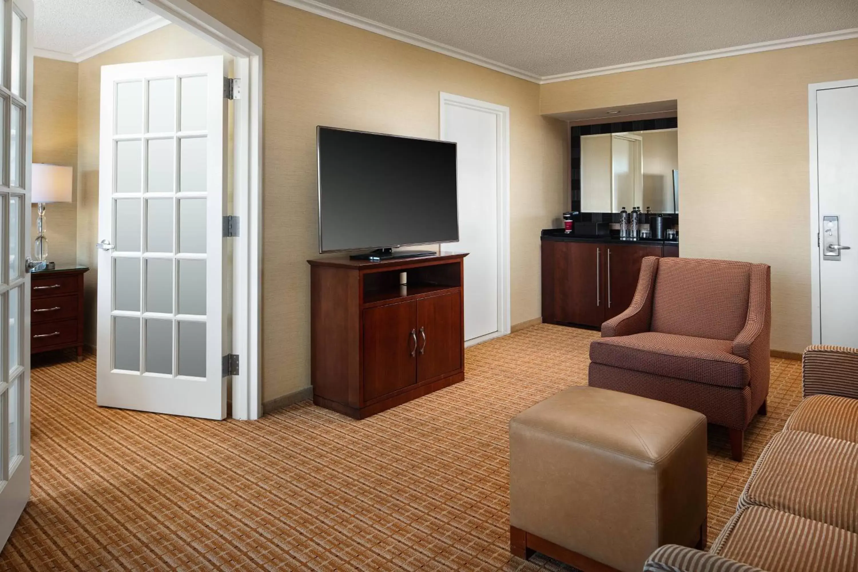 Living room, TV/Entertainment Center in Newport Beach Marriott Bayview