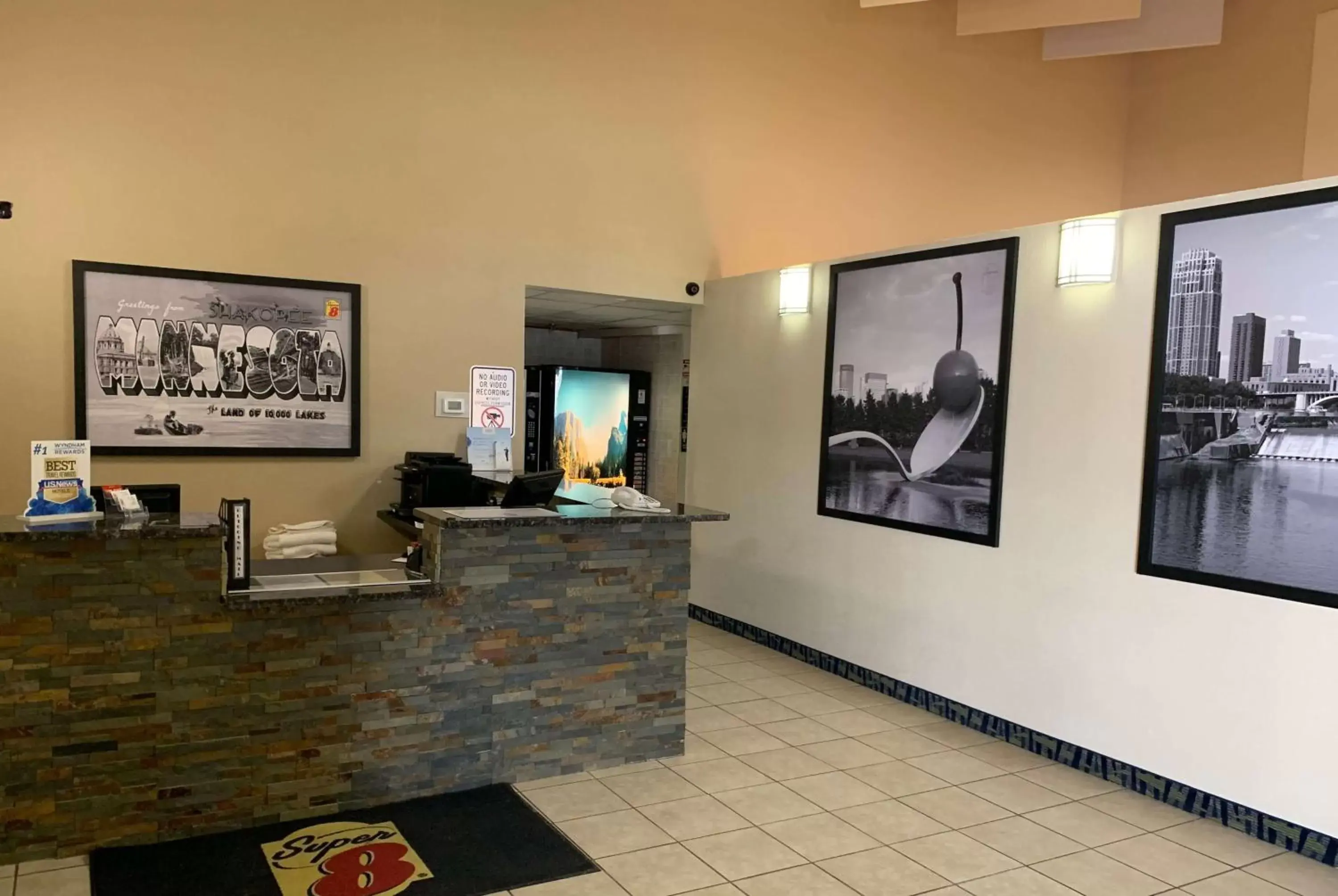 Lobby or reception, TV/Entertainment Center in Super 8 by Wyndham Shakopee