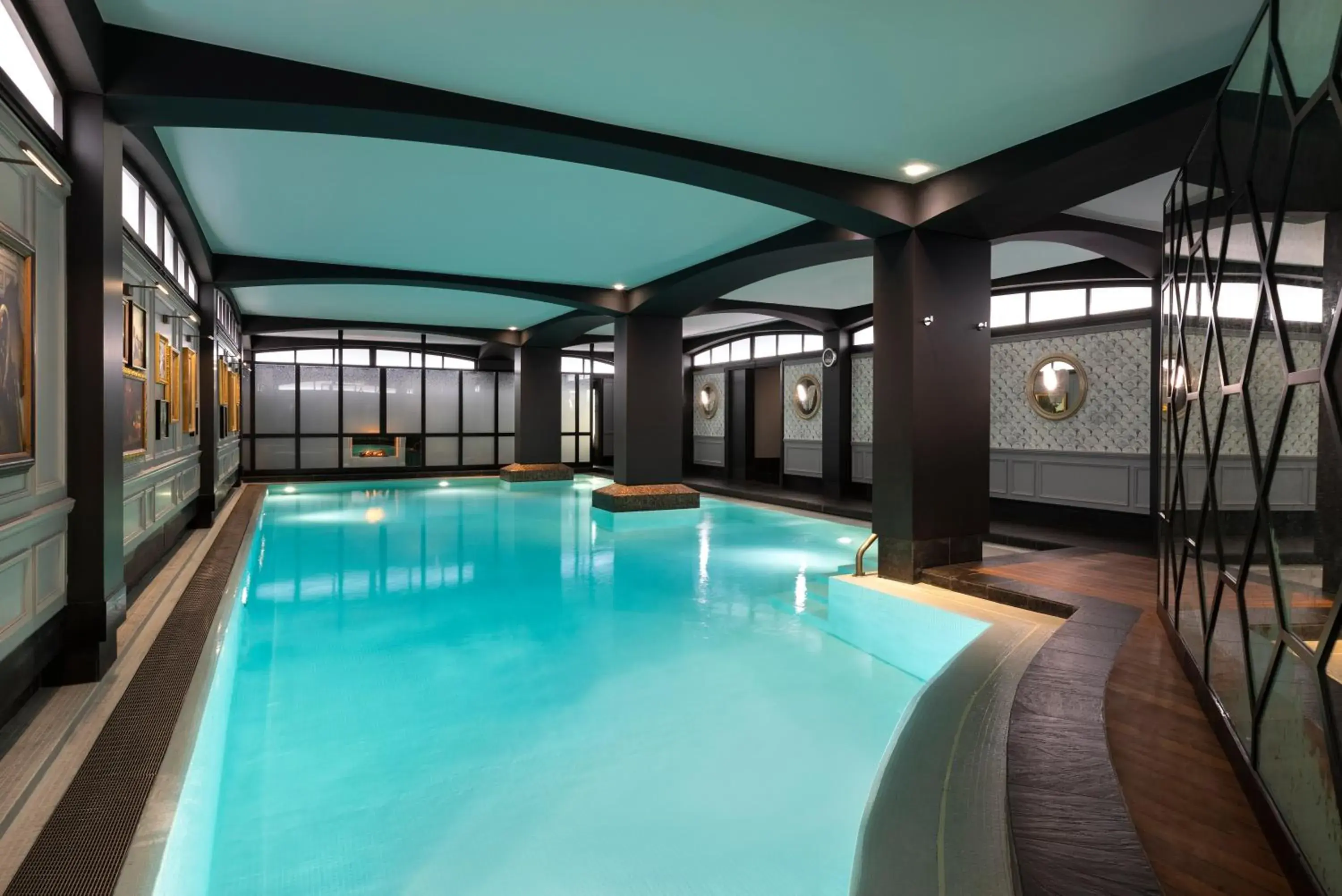 Swimming Pool in Hotel Barriere Le Fouquet's