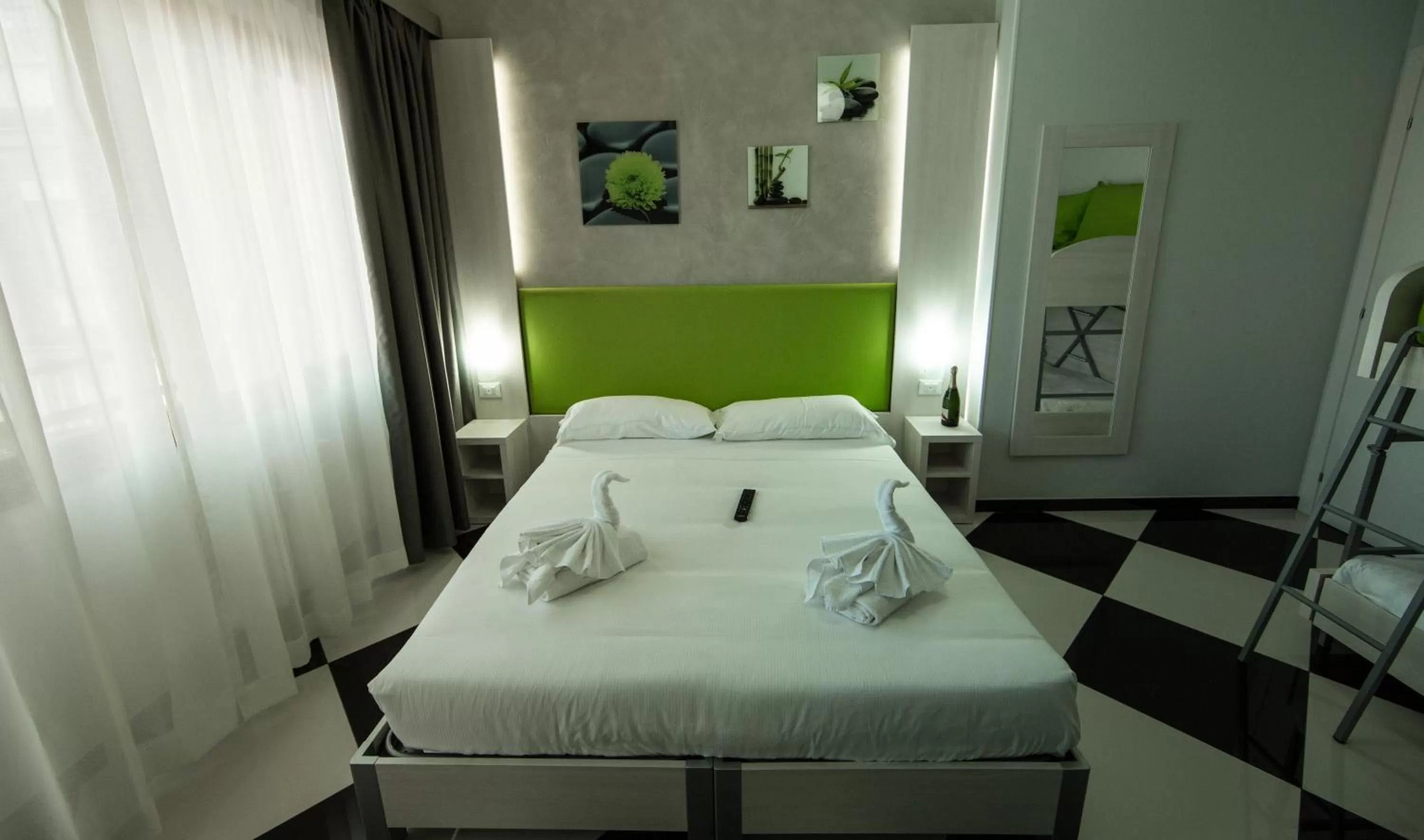 Photo of the whole room, Bed in Star of Rome