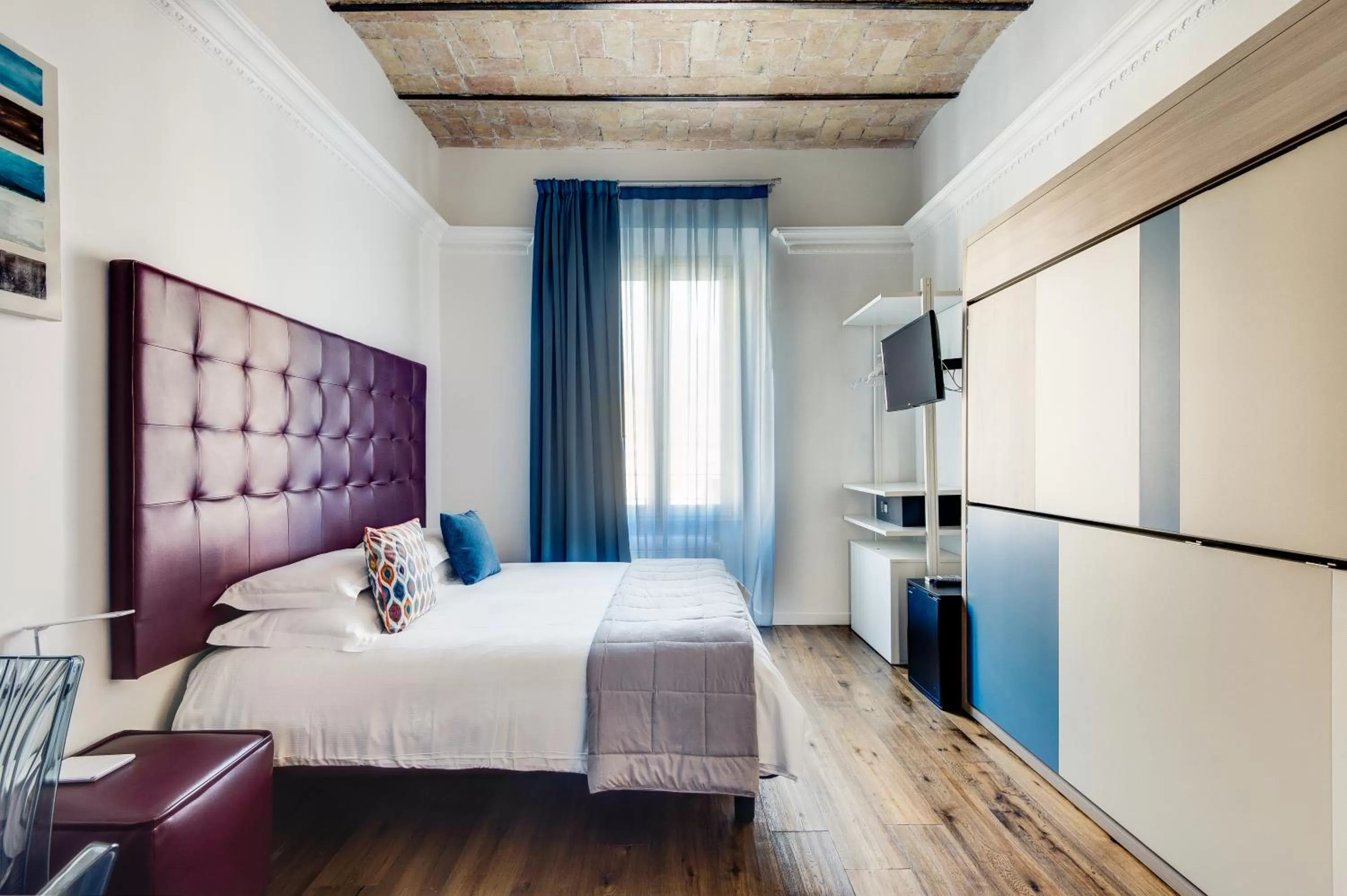 Photo of the whole room, Bed in New Design St.Peter