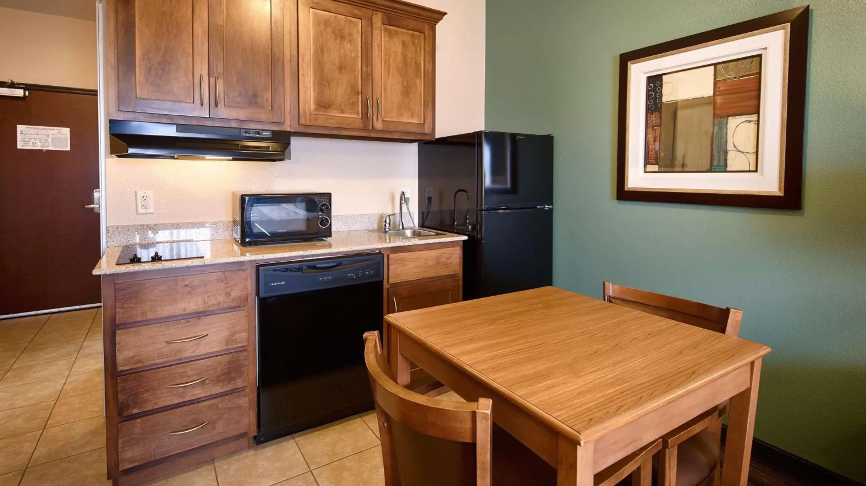 Photo of the whole room, Kitchen/Kitchenette in Best Western Plus Seminole Hotel & Suites