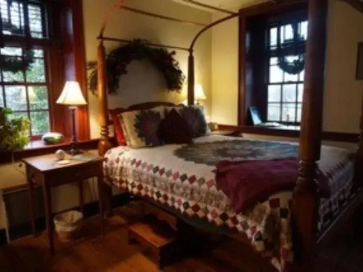 Standard Triple Room in Brownstone Colonial Inn
