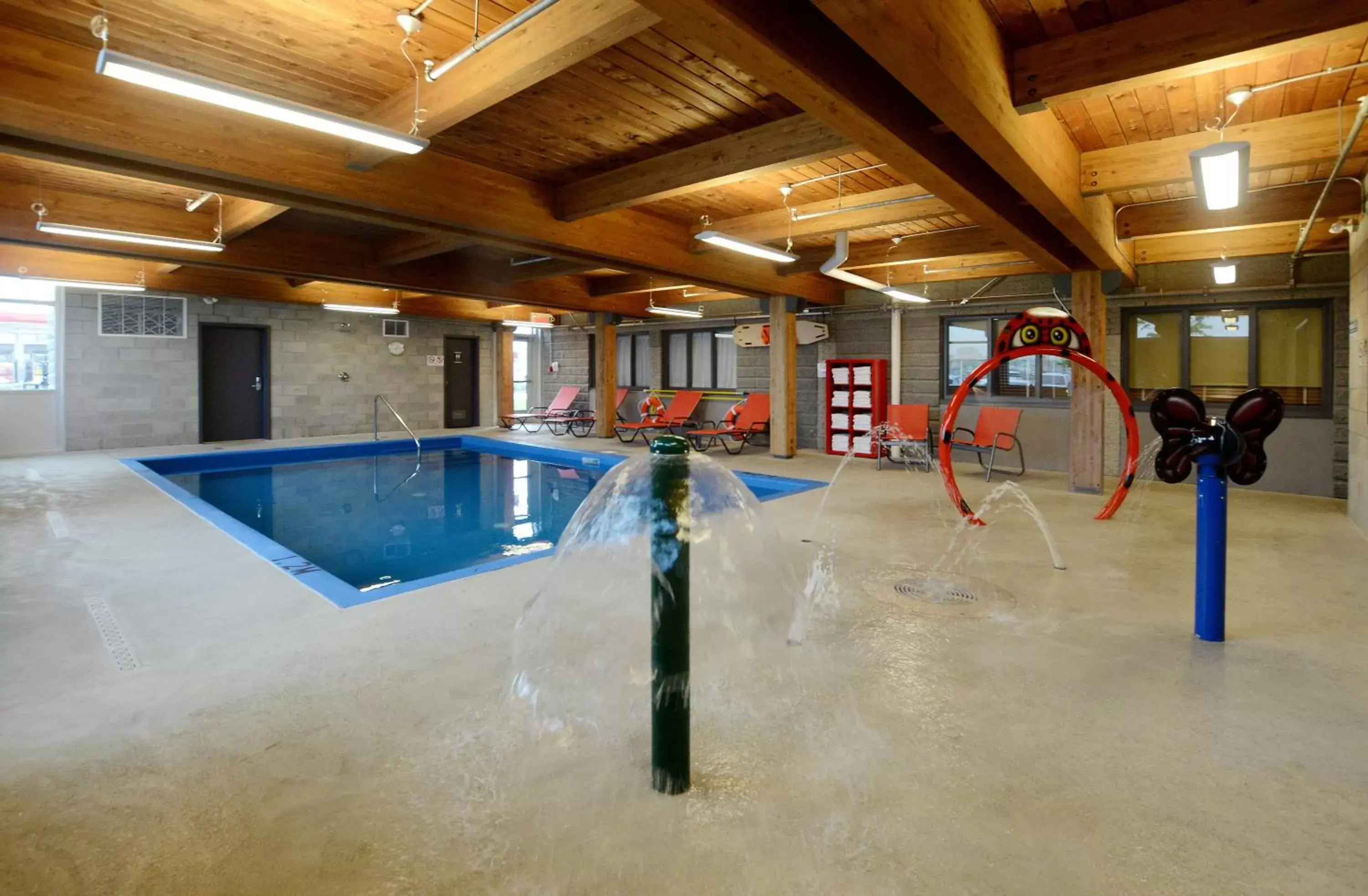 Swimming Pool in Hôtel & Suites Le Dauphin Québec